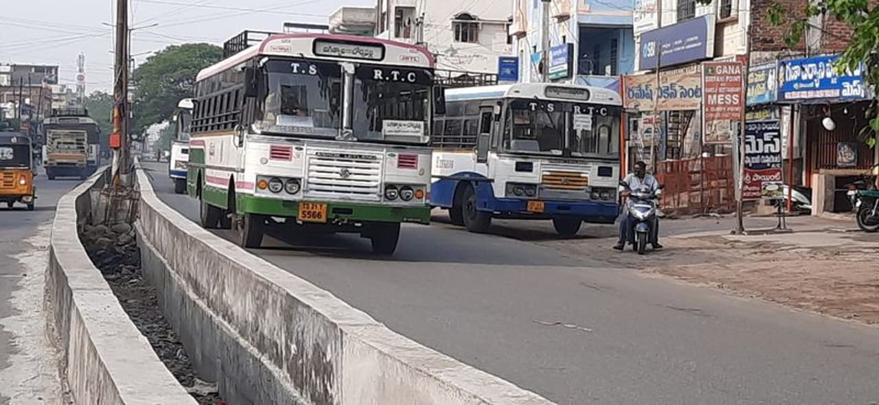<p>కరీంనగర్: కేంద్ర ప్రభుత్వ ఆదేశాలు, రాష్ట్ర ప్రభుత్వ అంగీకారంతో దాదాపు రెండు నెలల తర్వాత తెలంగాణ వ్యాప్తంగా ఆర్టీసి బస్సులు రోడ్డెక్కాయి. హైదరాబాద్ సిటీ బస్సులు మినహా అన్ని సర్వీసులు నేటి(మంగళవారం)నుండి ప్రారంభమయ్యాయి. ఇక అన్ని జిల్లాల్లో పూర్తిస్థాయిలో బస్సులు నడిపేందుకు ప్రభుత్వ అనుమతులు రావడంతో ఇవాళ ఉదయం నుండే అన్ని ప్రాంతాలకు సర్వీసులు ప్రారంభమయ్యాయి. </p> <p>కరీంనగర్: కేంద్ర ప్రభుత్వ ఆదేశాలు, రాష్ట్ర ప్రభుత్వ అంగీకారంతో దాదాపు రెండు నెలల తర్వాత తెలంగాణ వ్యాప్తంగా ఆర్టీసి బస్సులు రోడ్డెక్కాయి. హైదరాబాద్ సిటీ బస్సులు మినహా అన్ని సర్వీసులు నేటి(మంగళవారం)నుండి ప్రారంభమయ్యాయి. ఇక అన్ని జిల్లాల్లో పూర్తిస్థాయిలో బస్సులు నడిపేందుకు ప్రభుత్వ అనుమతులు రావడంతో ఇవాళ ఉదయం నుండే అన్ని ప్రాంతాలకు సర్వీసులు ప్రారంభమయ్యాయి. </p>