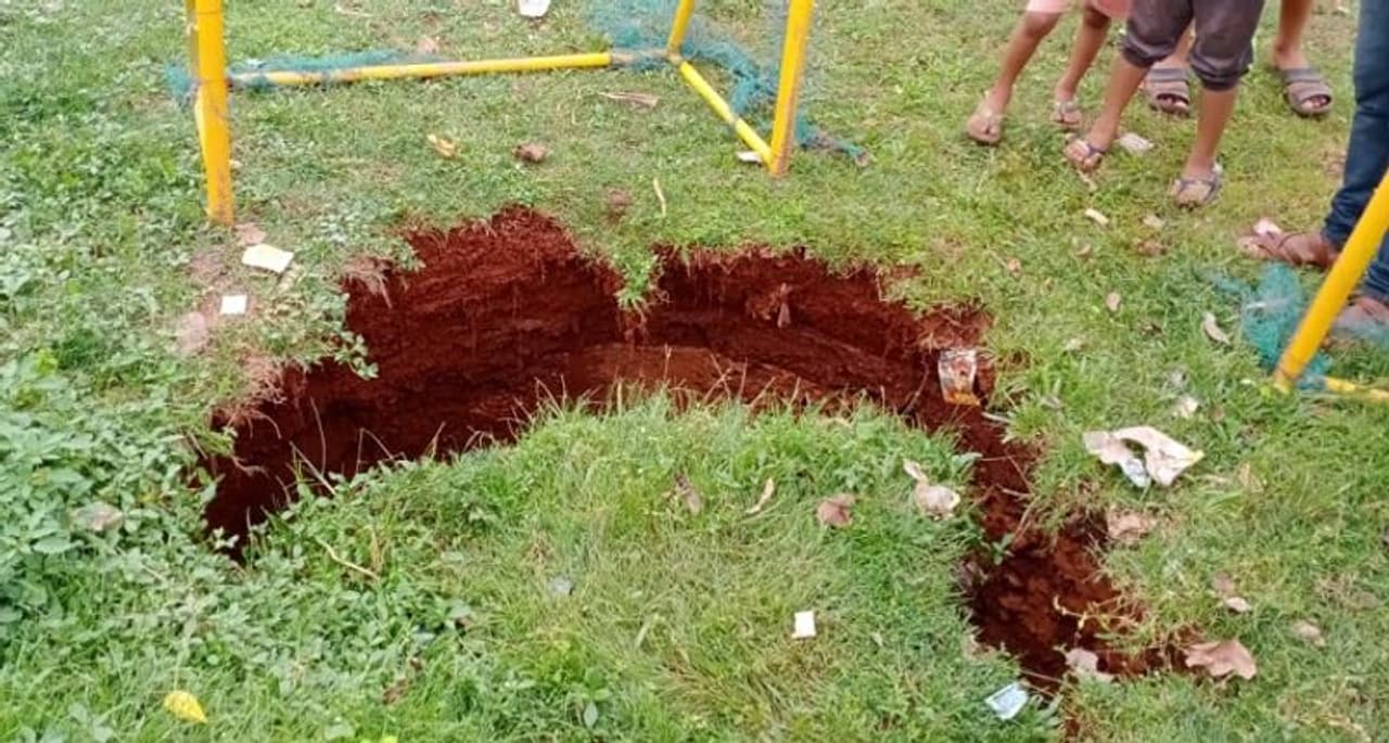 <p>ಸುಳ್ಯ ಗಾಂಧಿನಗರದ ಶಾಲಾ ಮೈದಾನದಲ್ಲಿದ್ದು, 25 30 ವರ್ಷಗಳ ಹಿಂದೆ ಮುಚ್ಚಲ್ಪಟ್ಟಿದ್ದ ಬಾವಿ ಇದ್ದ ಪ್ರದೇಶದಲ್ಲಿ ಮಣ್ಣು ಕುಸಿದು ಬಾವಿ ಪ್ರತ್ಯಕ್ಷವಾದ ಘಟನೆ ಸೋಮವಾರ ಮಧ್ಯಾಹ್ನ ಸಂಭವಿಸಿದೆ.</p> <p>ಸುಳ್ಯ ಗಾಂಧಿನಗರದ ಶಾಲಾ ಮೈದಾನದಲ್ಲಿದ್ದು, 25 30 ವರ್ಷಗಳ ಹಿಂದೆ ಮುಚ್ಚಲ್ಪಟ್ಟಿದ್ದ ಬಾವಿ ಇದ್ದ ಪ್ರದೇಶದಲ್ಲಿ ಮಣ್ಣು ಕುಸಿದು ಬಾವಿ ಪ್ರತ್ಯಕ್ಷವಾದ ಘಟನೆ ಸೋಮವಾರ ಮಧ್ಯಾಹ್ನ ಸಂಭವಿಸಿದೆ.</p>