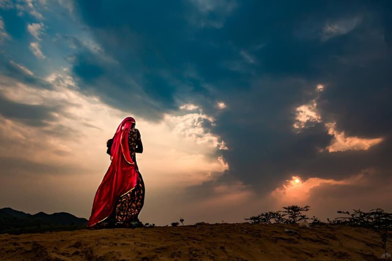 <p>പുഷ്കർ മേളയിലേക്ക് ഫോട്ടോഗ്രാഫേഴ്സിനെ ആകർഷിക്കുന്നത് അവിടുത്തെ ജീവിതം, കളർ, ലൈറ്റ് ഇതൊക്കെ ആണ്. &nbsp;വിദേശ രാജ്യങ്ങളിൽ നിന്ന് പോലും ധാരാളം ഫോട്ടോഗ്രാഫേഴ്സ് &nbsp;ഇവിടെ എത്തുന്നു. പുഷ്കറിൽ നിന്നുള്ള ചിത്രങ്ങൾക്ക് പ്രത്യേക ഒരു ഭംഗി ആണ്. ആ ചിതങ്ങളുട ഭംഗി തന്നെ ആണ് എന്നെയും അവിടേക്ക് നയിച്ചത്. ശരിക്കുള്ള &nbsp;ജീവിതത്തിന്‍റെ നേർക്കാഴ്ചകൾ പകർത്തുകയായിരുന്നു ആഗ്രഹം.</p>