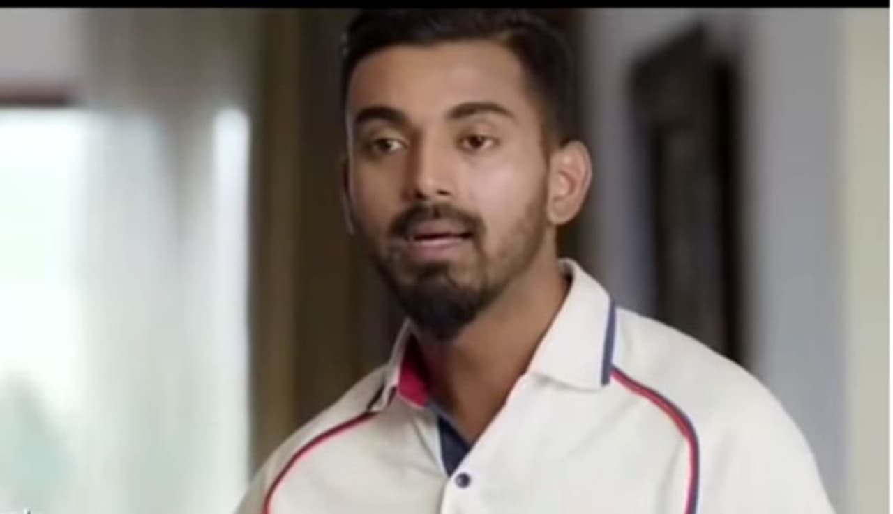 <p><strong>കെ എല് രാഹുല്:</strong> വിരാട് കോലിക്കുശേഷം ഇന്ത്യന് ക്രിക്കറ്റിനെ മുന്നോട്ട് കൊണ്ടുപോകാന് കെല്പുള്ള താരമാണ് രാഹുല്. ഏകദിനത്തിലും ടെസ്റ്റിലും ടി20യിലും ഒരുപോലെ അനുയോജ്യന്. ഏത് പൊസിഷനിലും ബാറ്റ് ചെയ്യാന് കെല്പുള്ള രാഹുല് റിസര്വ് ബാങ്കില് അസിസ്റ്റന്റ് മാനേജര് കൂടിയാണ്. റിസര്വ് ബാങ്കിന്റെ പരസ്യങ്ങളിലും രാഹുലിനെ ആരാധകര് കാണാറുണ്ട്.</p> <p><strong>കെ എല് രാഹുല്:</strong> വിരാട് കോലിക്കുശേഷം ഇന്ത്യന് ക്രിക്കറ്റിനെ മുന്നോട്ട് കൊണ്ടുപോകാന് കെല്പുള്ള താരമാണ് രാഹുല്. ഏകദിനത്തിലും ടെസ്റ്റിലും ടി20യിലും ഒരുപോലെ അനുയോജ്യന്. ഏത് പൊസിഷനിലും ബാറ്റ് ചെയ്യാന് കെല്പുള്ള രാഹുല് റിസര്വ് ബാങ്കില് അസിസ്റ്റന്റ് മാനേജര് കൂടിയാണ്. റിസര്വ് ബാങ്കിന്റെ പരസ്യങ്ങളിലും രാഹുലിനെ ആരാധകര് കാണാറുണ്ട്.</p>