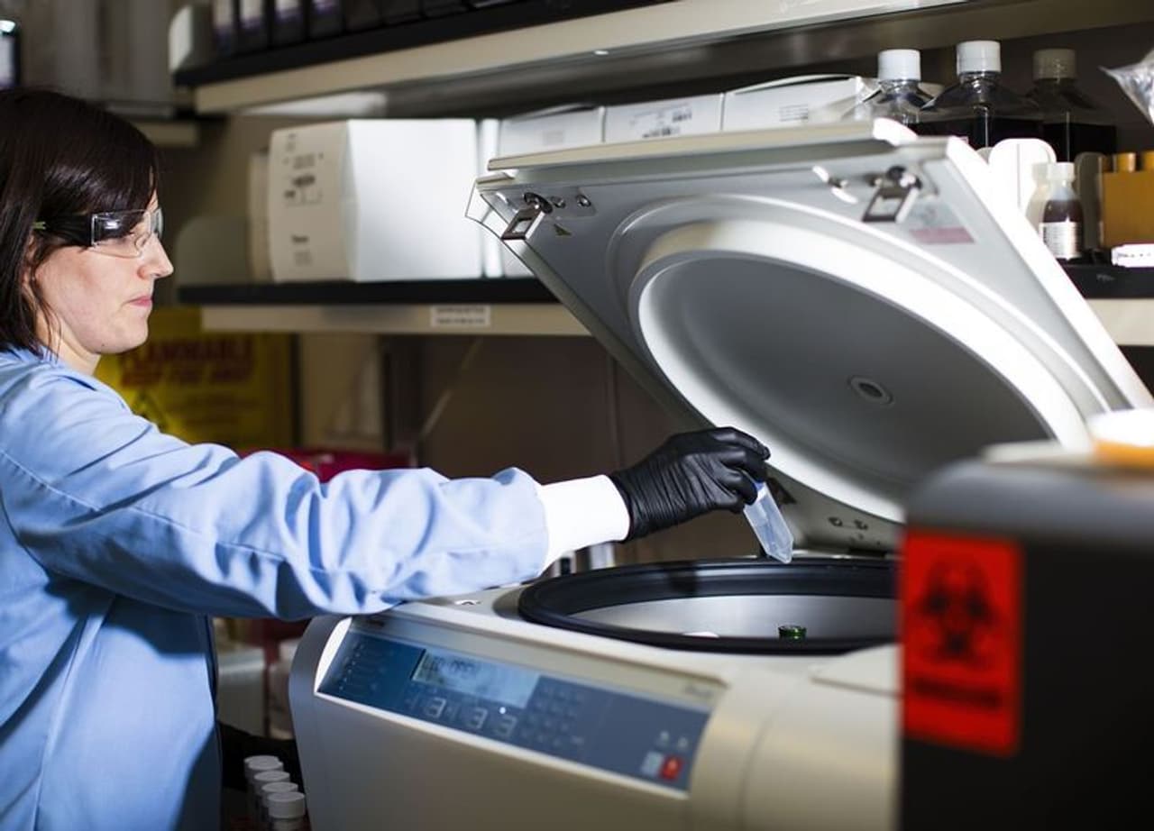 <p>ಈ ಲಸಿಕೆ ತಯಾರಿಸಿದ ಬೋಸ್ಟನ್ನಲ್ಲಿರುವ ಕಂಪನಿ ಮಾರ್ಡನಾ ಸೋಮವಾರ ಲಸಿಕೆ ಪ್ರಯೋಗಕ್ಕೆ ಸಂಬಂಧಿಸಿದಂತೆ ಮಾಹಿತಿ ನೀಡಿದೆ. ಯಾರೆಲ್ಲರ ಮೇಲೆ mRNA ಲಸಿಕೆ ಪ್ರಯೋಗ ನಡೆಸಲಾಗಿದೆಯೋ ಅವರ ದೇಹದಲ್ಲಿ ನಾವು ಊಹಿಸಿರುವುದಕ್ಕಿಂತಲೂ ಅಧಿಕ ರೋಗ ನಿರೋಧಕ ಶಕ್ತಿ ಹೆಚ್ಚಿದೆ. ಇದರಿಂದಾಗುವ ಅಡ್ಡ ಪರಿಣಾಮವೂ ಕಡಿಮೆ ಇದೆ, ಎಂದಿದೆ.</p> <p>ಈ ಲಸಿಕೆ ತಯಾರಿಸಿದ ಬೋಸ್ಟನ್ನಲ್ಲಿರುವ ಕಂಪನಿ ಮಾರ್ಡನಾ ಸೋಮವಾರ ಲಸಿಕೆ ಪ್ರಯೋಗಕ್ಕೆ ಸಂಬಂಧಿಸಿದಂತೆ ಮಾಹಿತಿ ನೀಡಿದೆ. ಯಾರೆಲ್ಲರ ಮೇಲೆ mRNA ಲಸಿಕೆ ಪ್ರಯೋಗ ನಡೆಸಲಾಗಿದೆಯೋ ಅವರ ದೇಹದಲ್ಲಿ ನಾವು ಊಹಿಸಿರುವುದಕ್ಕಿಂತಲೂ ಅಧಿಕ ರೋಗ ನಿರೋಧಕ ಶಕ್ತಿ ಹೆಚ್ಚಿದೆ. ಇದರಿಂದಾಗುವ ಅಡ್ಡ ಪರಿಣಾಮವೂ ಕಡಿಮೆ ಇದೆ, ಎಂದಿದೆ.</p>