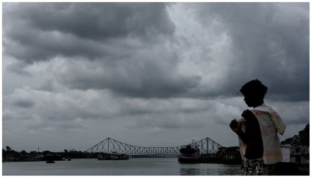 <p>പശ്ചിമ ബംഗാളിലും വടക്കൻ ഒഡിഷ തീരത്തും റെഡ് അലര്‍ട്ട് നൽകിയിരിക്കുകയാണ്. ഇരുസംസ്ഥാനങ്ങളിലും കനത്ത മഴയും കാറ്റുമുണ്ട്. വരും മണിക്കൂറുകളിൽ ഇത് ശക്തിപ്പെടുമെന്നാണ് മുന്നറിയിപ്പ്.&nbsp;</p>