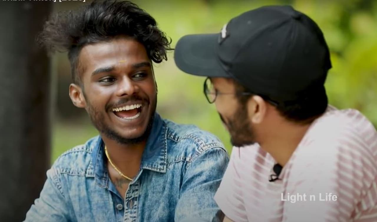 <p>വീട്ടിലെത്തിയാണ് അമ്പിളി അര്ജുനെ കണ്ടത്. ഇരുവരും കെട്ടിപ്പിടിച്ചു. പരസ്പരം സംസാരിച്ചു.</p> <p>വീട്ടിലെത്തിയാണ് അമ്പിളി അര്ജുനെ കണ്ടത്. ഇരുവരും കെട്ടിപ്പിടിച്ചു. പരസ്പരം സംസാരിച്ചു.</p>