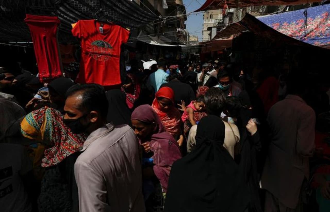 <p><span style="font size:14px;">പാകിസ്ഥാനിലെ കറാച്ചിയിൽ ആൾത്തിരക്കുള്ള ചന്ത. ഇന്നത്തെ കണക്കനുസരിച്ച് 45,898 കൊവിഡ് ബാധിതരാണ് പാകിസ്ഥാനിലുള്ളത്.</span><br /> </p> <p><span style="font size:14px;">പാകിസ്ഥാനിലെ കറാച്ചിയിൽ ആൾത്തിരക്കുള്ള ചന്ത. ഇന്നത്തെ കണക്കനുസരിച്ച് 45,898 കൊവിഡ് ബാധിതരാണ് പാകിസ്ഥാനിലുള്ളത്.</span><br /> </p>