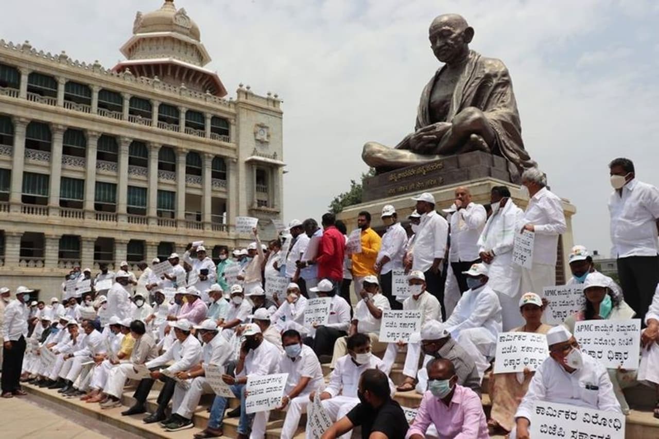<p>ಸರ್ಕಾರದ ವಿವಿಧ ಕ್ರಮಗಳನ್ನು ಖಂಡಿಸಿ ವಿರೋಧ ಪಕ್ಷದ ನಾಯಕ ಸಿದ್ದರಾಮಯ್ಯ ನೇತೃತ್ವದಲ್ಲಿ ಕಾಂಗ್ರೆಸ್ ಪ್ರತಿಟನೆ ಮಾಡಿ ಸರ್ಕಾರ ಬಿಸಿ ಮುಟ್ಟಿಸಿತು.</p> <p>ಸರ್ಕಾರದ ವಿವಿಧ ಕ್ರಮಗಳನ್ನು ಖಂಡಿಸಿ ವಿರೋಧ ಪಕ್ಷದ ನಾಯಕ ಸಿದ್ದರಾಮಯ್ಯ ನೇತೃತ್ವದಲ್ಲಿ ಕಾಂಗ್ರೆಸ್ ಪ್ರತಿಟನೆ ಮಾಡಿ ಸರ್ಕಾರ ಬಿಸಿ ಮುಟ್ಟಿಸಿತು.</p>