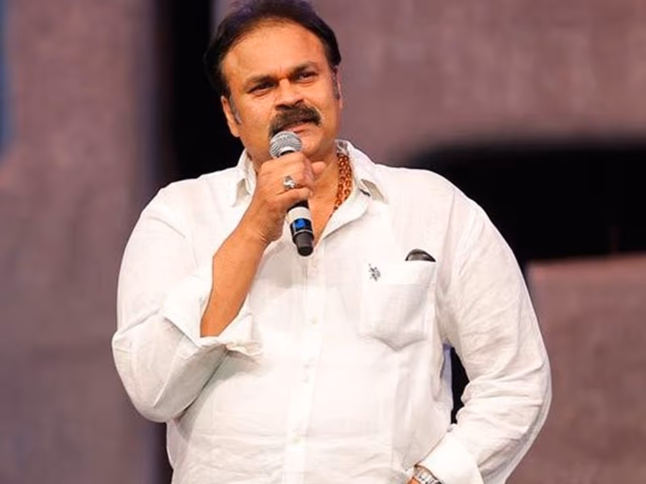 <p>జాతిపిత మహాత్మాగాంధీని హత్య చేసిన నాధూరాం గాడ్సే అంశం మరోమారు చర్చకు వచ్చింది. మెగా బ్రదర్ నాగబాబు చేసిన ట్వీట్ ప్రస్తుతం విభిన్న వాదనలకు కారణం అవుతోంది. నాగబాబుని కొందరు విమర్శిస్తుంటే మరికొందరు సపోర్ట్ చేస్తున్నారు. మే 19న గాడ్సే పుట్టినరోజు సంధర్భంగా నాగబాబు అతడిని గుర్తు చేసుకున్నారు. అతడిని దేశభక్తుడని అభివర్ణించాడు. </p> <p>జాతిపిత మహాత్మాగాంధీని హత్య చేసిన నాధూరాం గాడ్సే అంశం మరోమారు చర్చకు వచ్చింది. మెగా బ్రదర్ నాగబాబు చేసిన ట్వీట్ ప్రస్తుతం విభిన్న వాదనలకు కారణం అవుతోంది. నాగబాబుని కొందరు విమర్శిస్తుంటే మరికొందరు సపోర్ట్ చేస్తున్నారు. మే 19న గాడ్సే పుట్టినరోజు సంధర్భంగా నాగబాబు అతడిని గుర్తు చేసుకున్నారు. అతడిని దేశభక్తుడని అభివర్ణించాడు. </p>