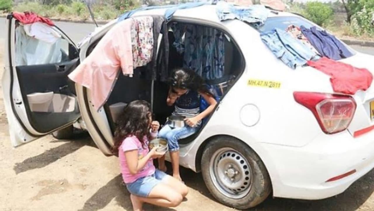 <p>ಮುಂಬೈನ ಸಿಎಸ್ಟಿನಲ್ಲಿ ಬಟ್ಟೆ ವ್ಯಾಪಾರದ ಉದ್ಯಮ ನಡೆಸುವ ಶಾಂತನು ಕುಮಾರ್ ತನ್ನ ಇಡೀ ಕುಟುಂಬದೊಂದಿಗೆ ನಾಲ್ಕು ದಿನಗಳ ಹಿಂದೆ ಮುಂಬೈನಿಂದ ಬಿಹಾರಕ್ಕೆ ಪ್ರಯಾಣ ಆರಂಭಿಸಿದ್ದಾರೆ. ಅವರೊಂದಿಗೆ ಅವರ ಪತ್ನಿ ಹಾಗೂ ಪ್ರಿಯಾ ಹಾಗೂ ರಿಯಾ ಹೆಸರಿನ ಇಬ್ಬರು ಮಕ್ಕಳು ಕೂಡಾ ಇದ್ದಾರೆ. ಅವರು ಸೋಮವಾರ ಭೋಪಾಲ್ನ ರಸ್ತೆ ಬದಿಯಲ್ಲಿ ರಾತ್ರಿ ಕಳೆದಿದ್ದಾರೆ. ಇನ್ನು ರಾತ್ರಿ ತಾವು ಪ್ರಯಾಣ ಮಾಡುವುದಿಲ್ಲ ಎಂಬುವುದು ಶಾಂತನು ಮಾತಾಗಿದೆ. ರಾತ್ರಿಯಾಗುತ್ತಿದ್ದಂತೆಯೇ ಕಾರು ರಸ್ತೆ ಬದಿ ನಿಲ್ಲಿಸಿ ಇಡೀ ರಾತ್ರಿ ಅಲ್ಲೇ ಕಳೆಯುತ್ತಾರೆ.</p> <p>ಮುಂಬೈನ ಸಿಎಸ್ಟಿನಲ್ಲಿ ಬಟ್ಟೆ ವ್ಯಾಪಾರದ ಉದ್ಯಮ ನಡೆಸುವ ಶಾಂತನು ಕುಮಾರ್ ತನ್ನ ಇಡೀ ಕುಟುಂಬದೊಂದಿಗೆ ನಾಲ್ಕು ದಿನಗಳ ಹಿಂದೆ ಮುಂಬೈನಿಂದ ಬಿಹಾರಕ್ಕೆ ಪ್ರಯಾಣ ಆರಂಭಿಸಿದ್ದಾರೆ. ಅವರೊಂದಿಗೆ ಅವರ ಪತ್ನಿ ಹಾಗೂ ಪ್ರಿಯಾ ಹಾಗೂ ರಿಯಾ ಹೆಸರಿನ ಇಬ್ಬರು ಮಕ್ಕಳು ಕೂಡಾ ಇದ್ದಾರೆ. ಅವರು ಸೋಮವಾರ ಭೋಪಾಲ್ನ ರಸ್ತೆ ಬದಿಯಲ್ಲಿ ರಾತ್ರಿ ಕಳೆದಿದ್ದಾರೆ. ಇನ್ನು ರಾತ್ರಿ ತಾವು ಪ್ರಯಾಣ ಮಾಡುವುದಿಲ್ಲ ಎಂಬುವುದು ಶಾಂತನು ಮಾತಾಗಿದೆ. ರಾತ್ರಿಯಾಗುತ್ತಿದ್ದಂತೆಯೇ ಕಾರು ರಸ್ತೆ ಬದಿ ನಿಲ್ಲಿಸಿ ಇಡೀ ರಾತ್ರಿ ಅಲ್ಲೇ ಕಳೆಯುತ್ತಾರೆ.</p>