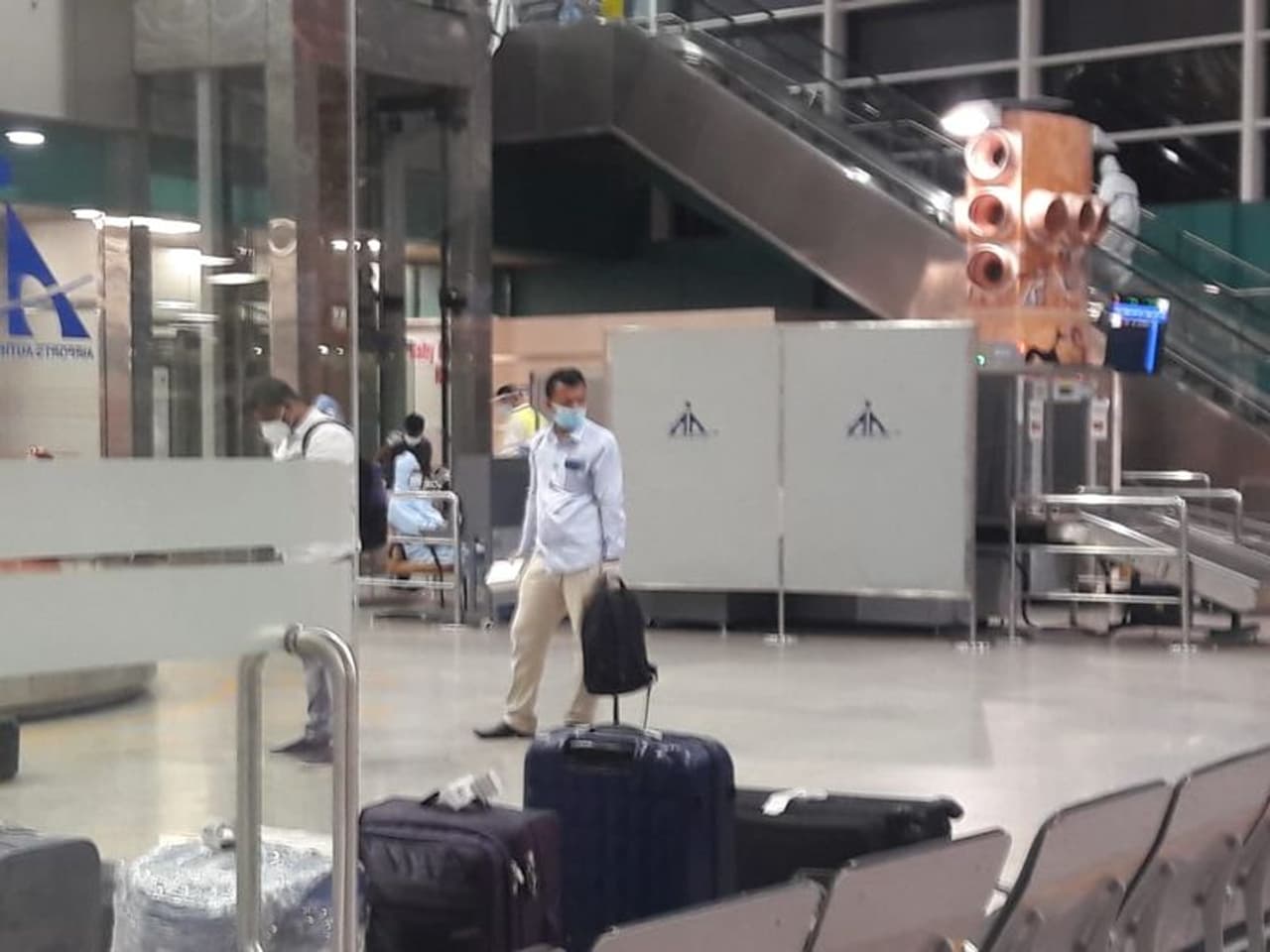 <p>ಮಸ್ಕತ್ನಿಂದ ಸಂಜೆ 3 ಗಂಟೆ ಸುಮಾರಿಗೆ ಹೊರಟ ಏರ್ ಇಂಡಿಯಾ ಎಕ್ಸ್ಪ್ರೆಸ್ 817 ವಿಮಾನ, ಸಂಜೆ 6.30ಕ್ಕೆ ಬೆಂಗಳೂರು ತಲುಪಿತು. ಅಲ್ಲಿಂದ ರಾತ್ರಿ 7.15ಕ್ಕೆ ಹೊರಟು 8.10ಕ್ಕೆ ಮಂಗಳೂರು ಅಂತಾರಾಷ್ಟ್ರೀಯ ವಿಮಾನ ನಿಲ್ದಾಣ ತಲುಪಿತು.</p> <p>ಮಸ್ಕತ್ನಿಂದ ಸಂಜೆ 3 ಗಂಟೆ ಸುಮಾರಿಗೆ ಹೊರಟ ಏರ್ ಇಂಡಿಯಾ ಎಕ್ಸ್ಪ್ರೆಸ್ 817 ವಿಮಾನ, ಸಂಜೆ 6.30ಕ್ಕೆ ಬೆಂಗಳೂರು ತಲುಪಿತು. ಅಲ್ಲಿಂದ ರಾತ್ರಿ 7.15ಕ್ಕೆ ಹೊರಟು 8.10ಕ್ಕೆ ಮಂಗಳೂರು ಅಂತಾರಾಷ್ಟ್ರೀಯ ವಿಮಾನ ನಿಲ್ದಾಣ ತಲುಪಿತು.</p>