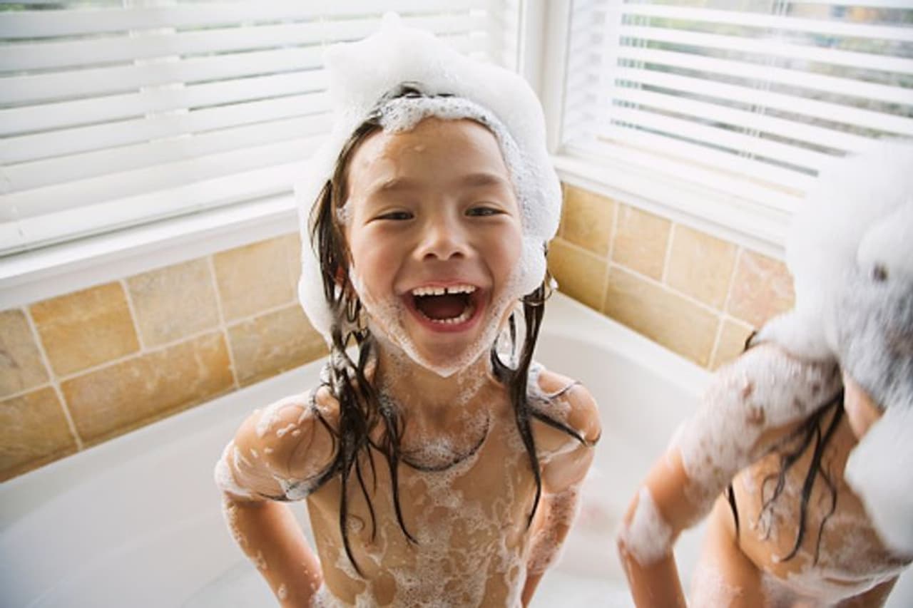 <p>ಪ್ರತಿದಿನ ಸ್ನಾನ ಮಾಡದೇ ಇರುವವರು ಭಾರತೀಯರಲ್ಲಿ ತೀರ ಕಡಿಮೆ. </p> <p>ಪ್ರತಿದಿನ ಸ್ನಾನ ಮಾಡದೇ ಇರುವವರು ಭಾರತೀಯರಲ್ಲಿ ತೀರ ಕಡಿಮೆ. </p>