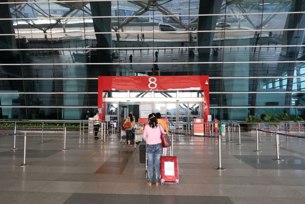 <p>ವಿಮಾನ ನಿಲ್ದಾಣದಲ್ಲಿ ಪ್ರಯಾಣಿಕರನ್ನು ತಪಾಸಣೆ ಮಾಡುವ ವಿಧಾನ ಬದಲು ವೆಬ್ ಚೆಕ್ ಮೂಲಕ ಮಾತ್ರ ತಪಾಸಣೆಗೊಳಗಾದ ಪ್ರಯಾಣಿಕರನ್ನು ಮಾತ್ರ ಒಳ ಪ್ರವೇಶಿಸಲು ಅರ್ಹ</p> <p>ವಿಮಾನ ನಿಲ್ದಾಣದಲ್ಲಿ ಪ್ರಯಾಣಿಕರನ್ನು ತಪಾಸಣೆ ಮಾಡುವ ವಿಧಾನ ಬದಲು ವೆಬ್ ಚೆಕ್ ಮೂಲಕ ಮಾತ್ರ ತಪಾಸಣೆಗೊಳಗಾದ ಪ್ರಯಾಣಿಕರನ್ನು ಮಾತ್ರ ಒಳ ಪ್ರವೇಶಿಸಲು ಅರ್ಹ</p>