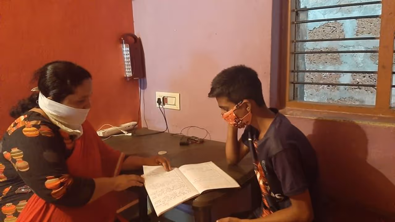 <p>ಸರ್ಕಾರ ಹತ್ತನೇ ತರಗತಿ ಪರೀಕ್ಷೆ ನಡೆಸಲು ದಿನಾಂಕ ಪ್ರಕಟಿಸಿದ ಹಿನ್ನೆಲೆಯಲ್ಲಿ ಕೊಡಗರಹಳ್ಳಿ ಸುಂಟಿಕೊಪ್ಪ ನಾಡು ಪ್ರೌಢಶಾಲೆಯ ಹತ್ತನೇ ತರಗತಿ ವಿದ್ಯಾರ್ಥಿಗಳ ಭವಿಷ್ಯ ರೂಪಿಸಲು ಶಿಕ್ಷಕರು ಮನೆ ಮನೆಗೆ ತೆರಳಿ ಪಾಠ ಮಾಡುತ್ತಿದ್ದಾರೆ.</p>