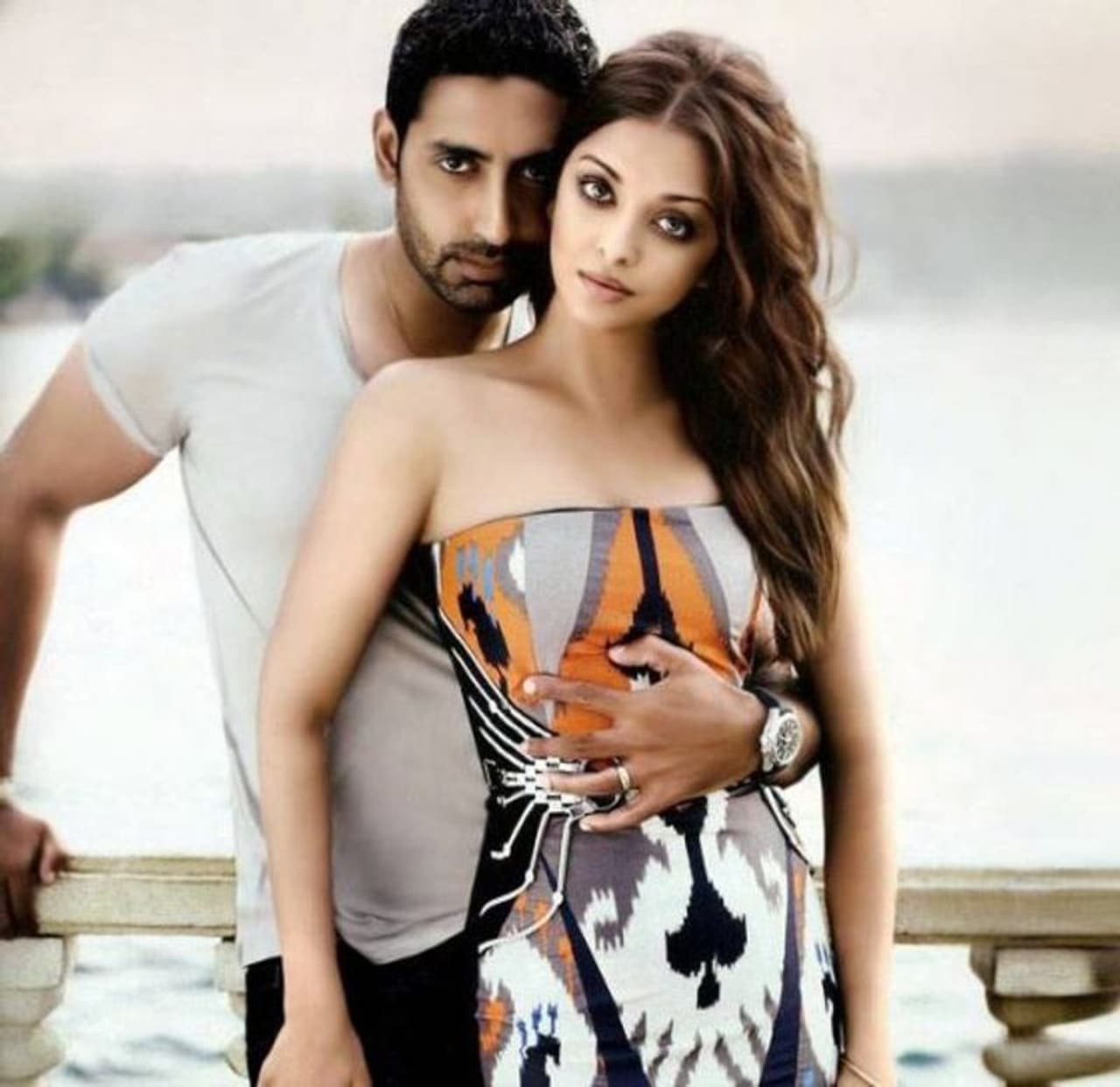 <p>సెలెబ్రిటీ కపుల్ ఐశ్వర్యారాయ్, అభిషేక్ బచ్చన్ లు తరచుగా వార్తల్లో నిలుస్తూ ఉంటారు. అమితాబ్ తనయుడిగా అభిషేక్ బాలీవుడ్ లో రాణిస్తున్నాడు. ప్రపంచ సుందరిగా ఐశ్వర్యారాయ్ క్రేజ్ గురించి ప్రత్యేకంగా చెప్పనవసరం లేదు. </p> <p>సెలెబ్రిటీ కపుల్ ఐశ్వర్యారాయ్, అభిషేక్ బచ్చన్ లు తరచుగా వార్తల్లో నిలుస్తూ ఉంటారు. అమితాబ్ తనయుడిగా అభిషేక్ బాలీవుడ్ లో రాణిస్తున్నాడు. ప్రపంచ సుందరిగా ఐశ్వర్యారాయ్ క్రేజ్ గురించి ప్రత్యేకంగా చెప్పనవసరం లేదు. </p>