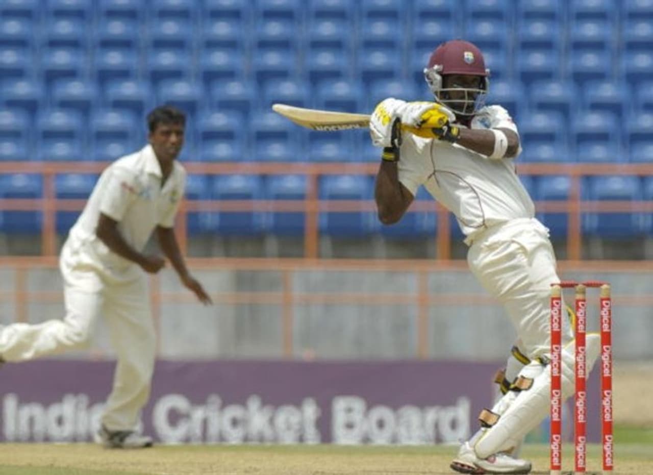 <p><strong>ഡെയ്ല് റിച്ചാര്ഡ്സ്</strong>: വെസ്റ്റ് ഇന്ഡീസ് താരം ഡെയ്ല് റിച്ചാര്ഡ്സ് ആണ് ആദ്യ റണ്ഡ സിക്സിലൂടെ നേടി മറ്റൊരു താരം. 2010ല് ബംഗ്ലാദേശിനെതിരായ പരമ്പരയില് ക്രിക്കറ്റ് ബോര്ഡുമായുള്ള തര്ക്കത്തെ തുടര്ന്ന് പ്രമുഖ താരങ്ങള് ടീമില് നിന്ന് വിട്ടുനിന്നപ്പോഴാണ് ഡെയ്ല് റിച്ചാര്ഡ്സിന് ടീമില് അവസരം ലഭിച്ചത്. മഷ്റ്ഫി മൊര്ത്താസക്കെതിരെ സിക്സര് പറത്തിയാണ് റിച്ചാര്ഡ്സ് ടെസ്റ്റിലെ ആദ്യ റണ്സ് നേടിയത്.</p> <p><strong>ഡെയ്ല് റിച്ചാര്ഡ്സ്</strong>: വെസ്റ്റ് ഇന്ഡീസ് താരം ഡെയ്ല് റിച്ചാര്ഡ്സ് ആണ് ആദ്യ റണ്ഡ സിക്സിലൂടെ നേടി മറ്റൊരു താരം. 2010ല് ബംഗ്ലാദേശിനെതിരായ പരമ്പരയില് ക്രിക്കറ്റ് ബോര്ഡുമായുള്ള തര്ക്കത്തെ തുടര്ന്ന് പ്രമുഖ താരങ്ങള് ടീമില് നിന്ന് വിട്ടുനിന്നപ്പോഴാണ് ഡെയ്ല് റിച്ചാര്ഡ്സിന് ടീമില് അവസരം ലഭിച്ചത്. മഷ്റ്ഫി മൊര്ത്താസക്കെതിരെ സിക്സര് പറത്തിയാണ് റിച്ചാര്ഡ്സ് ടെസ്റ്റിലെ ആദ്യ റണ്സ് നേടിയത്.</p>