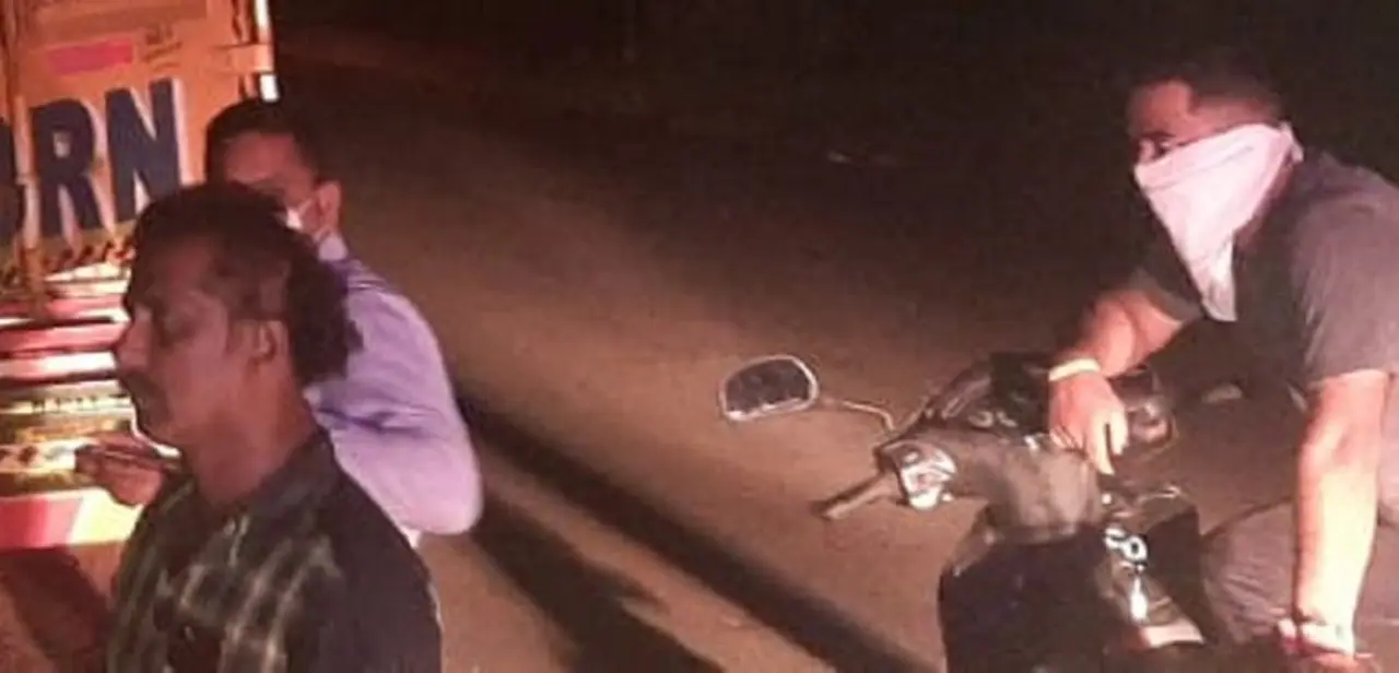 <p>ಮಂಗಳೂರಿನಿಂದ ಗೂಡ್ಸ್ ಕಂಟೇನರ್ ಗಾಡಿಯಲ್ಲಿ ಕಾರ್ಮಿಕರನ್ನು ತುಂಬಿಸಿಕೊಂಡು ರಾಜಸ್ಥಾನಕ್ಕೆ ಸಾಗುತ್ತಿದ್ದ ವೇಳೆ ಕಾರ್ಕಳ ಸ್ಥಳೀಯರ ಕೈಗೆ ಸಿಕ್ಕಿ ಬಿದ್ದು, ಕೊನೆಗೆ ಎಲ್ಲರೂ ಪೊಲೀಸ್ ಅತಿಥಿಗಳಾದ ಘಟನೆ ಗುರುವಾರ ಪುಲ್ಕೇರಿ ಬೈಪಾಸ್ ಬಳಿ ನಡೆದಿದೆ.</p> <p>ಮಂಗಳೂರಿನಿಂದ ಗೂಡ್ಸ್ ಕಂಟೇನರ್ ಗಾಡಿಯಲ್ಲಿ ಕಾರ್ಮಿಕರನ್ನು ತುಂಬಿಸಿಕೊಂಡು ರಾಜಸ್ಥಾನಕ್ಕೆ ಸಾಗುತ್ತಿದ್ದ ವೇಳೆ ಕಾರ್ಕಳ ಸ್ಥಳೀಯರ ಕೈಗೆ ಸಿಕ್ಕಿ ಬಿದ್ದು, ಕೊನೆಗೆ ಎಲ್ಲರೂ ಪೊಲೀಸ್ ಅತಿಥಿಗಳಾದ ಘಟನೆ ಗುರುವಾರ ಪುಲ್ಕೇರಿ ಬೈಪಾಸ್ ಬಳಿ ನಡೆದಿದೆ.</p>