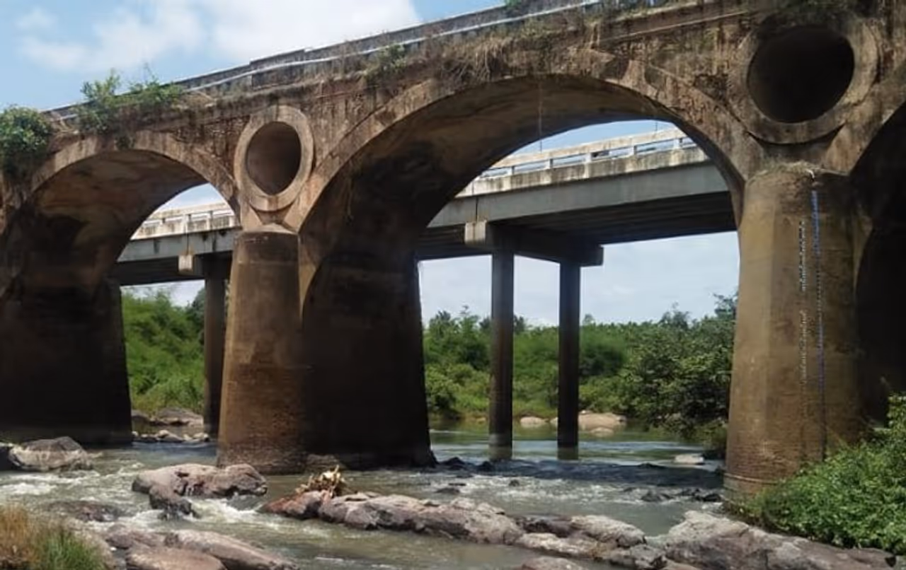 <p>ಸಂಸದ ಪ್ರತಾಪ್ ಸಿಂಹ ಕುಶಾಲನಗರದಲ್ಲಿ ಕಾವೇರಿ ನದಿ ಸೇತುವೆ ಬಳಿ ನಡೆಯುತ್ತಿರುವ ಕಾಮಗಾರಿಯನ್ನು ಪರಿಶೀಲಿಸಿದ್ದಾರೆ.</p> <p>ಸಂಸದ ಪ್ರತಾಪ್ ಸಿಂಹ ಕುಶಾಲನಗರದಲ್ಲಿ ಕಾವೇರಿ ನದಿ ಸೇತುವೆ ಬಳಿ ನಡೆಯುತ್ತಿರುವ ಕಾಮಗಾರಿಯನ್ನು ಪರಿಶೀಲಿಸಿದ್ದಾರೆ.</p>