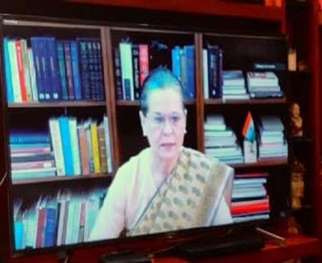 <p>ವಿಪಕ್ಷ ನಾಯಕರೊಂದಿಗೆ ಎಐಸಿಸಿ ಅಧ್ಯಕ್ಷೆ ಸೋನಿಯಾಗಾಂಧಿ ವಿಡಿಯೋ ಸಂವಾದ ನಡೆಸಿದರು. ಇದೇ ವೇಳೆ ಕೊರೋನಾ ವಿಚಾರದಲ್ಲಿ ಕೇಂದ್ರ ಸರ್ಕಾರದ 20 ಲಕ್ಷ ಕೋಟಿ ಪ್ಯಾಕೇಜ್ ಬಗ್ಗೆ ಸೋನಿಯಾ ಗಾಂಧಿಯ ಜೊತೆ ಸುದೀರ್ಘ ಚರ್ಚೆ ನಡೆಸಿದರು.</p>