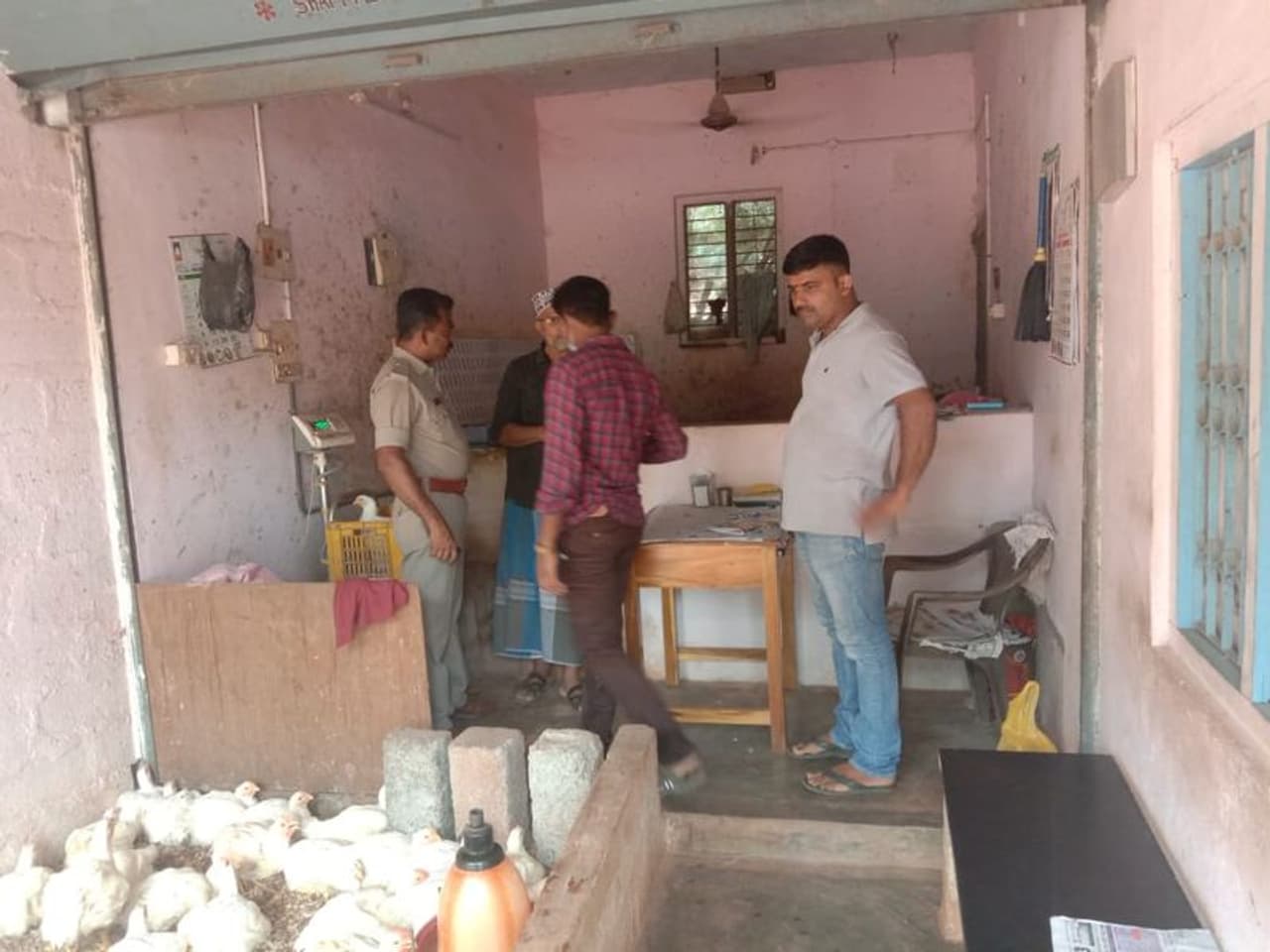 <p>ರಾಮಕುಂಜ ಗ್ರಾಮದ ಆತೂರು ಡಿಲೈಟ್ ಚಿಕನ್ ಸೆಂಟರ್ ನಲ್ಲಿ ಅಕ್ರಮವಾಗಿ ದನದ ಮಾಂಸ ಮಾರಾಟ ಮಾಡುತ್ತಿರುವ ಬಗ್ಗೆ ಖಚಿತ ಮಾಹಿತಿ ಲಭ್ಯವಾಗಿತ್ತು.</p> <p>ರಾಮಕುಂಜ ಗ್ರಾಮದ ಆತೂರು ಡಿಲೈಟ್ ಚಿಕನ್ ಸೆಂಟರ್ ನಲ್ಲಿ ಅಕ್ರಮವಾಗಿ ದನದ ಮಾಂಸ ಮಾರಾಟ ಮಾಡುತ್ತಿರುವ ಬಗ್ಗೆ ಖಚಿತ ಮಾಹಿತಿ ಲಭ್ಯವಾಗಿತ್ತು.</p>