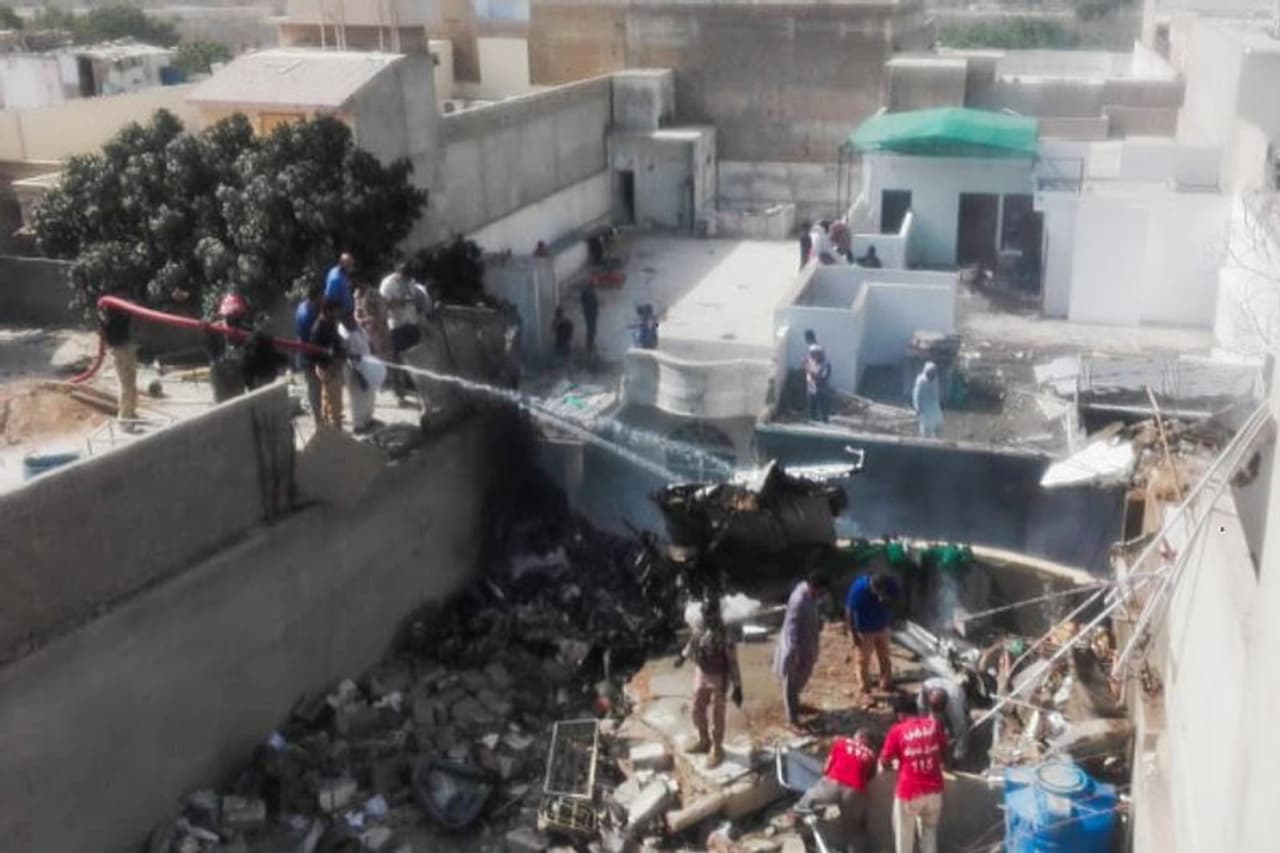 <p>മരിച്ച 19 പേരെ തിരിച്ചറിഞ്ഞു. മരിച്ചവരില് എട്ട് പേര് ജീവനക്കാരാണ്. അപകടത്തില് നിരവധി കെട്ടിടങ്ങൾ തകർന്നു.</p> <p>മരിച്ച 19 പേരെ തിരിച്ചറിഞ്ഞു. മരിച്ചവരില് എട്ട് പേര് ജീവനക്കാരാണ്. അപകടത്തില് നിരവധി കെട്ടിടങ്ങൾ തകർന്നു.</p>