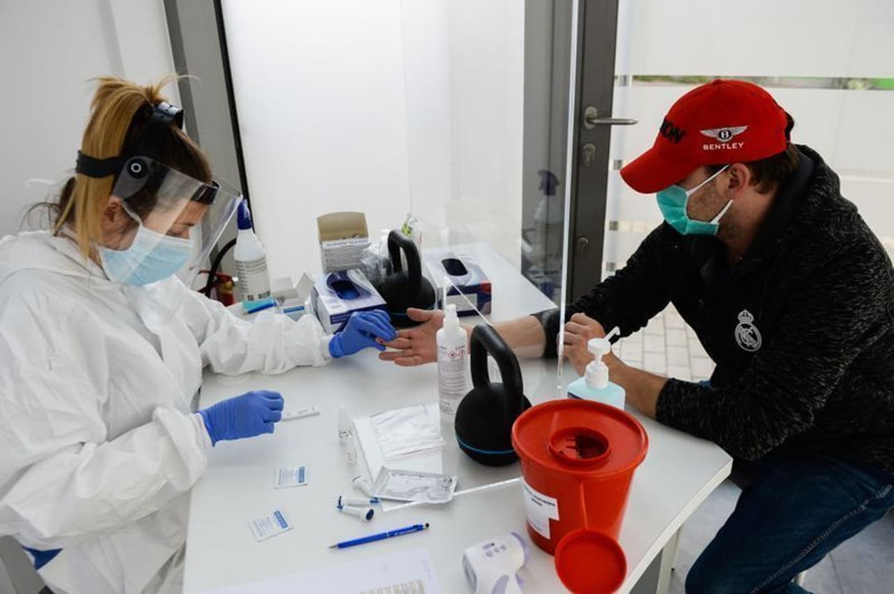 <p>ಪ್ರಪಂಚವನ್ನೇ ಕಾಡುತ್ತಿರುವ ಮಹಾಮಾರಿ ಕೊರೋಲಾಕ್ಕೆ ಲಸಿಕೆ ಕಂಡುಹಿಡಿಯುವ ಮಹತ್ ಕಾರ್ಯ ಚಾಲ್ತಿಯಲ್ಲೇ ಇದೆ. &nbsp;ಮಾನವನ ಮೇಲೆ ಯಾವಾಗ ಪ್ರಯೋಗ ಎಂಬ ಪ್ರಶ್ನೆಗಳು ಕೇಳು ಬಂದಿವೆ.&nbsp;</p>