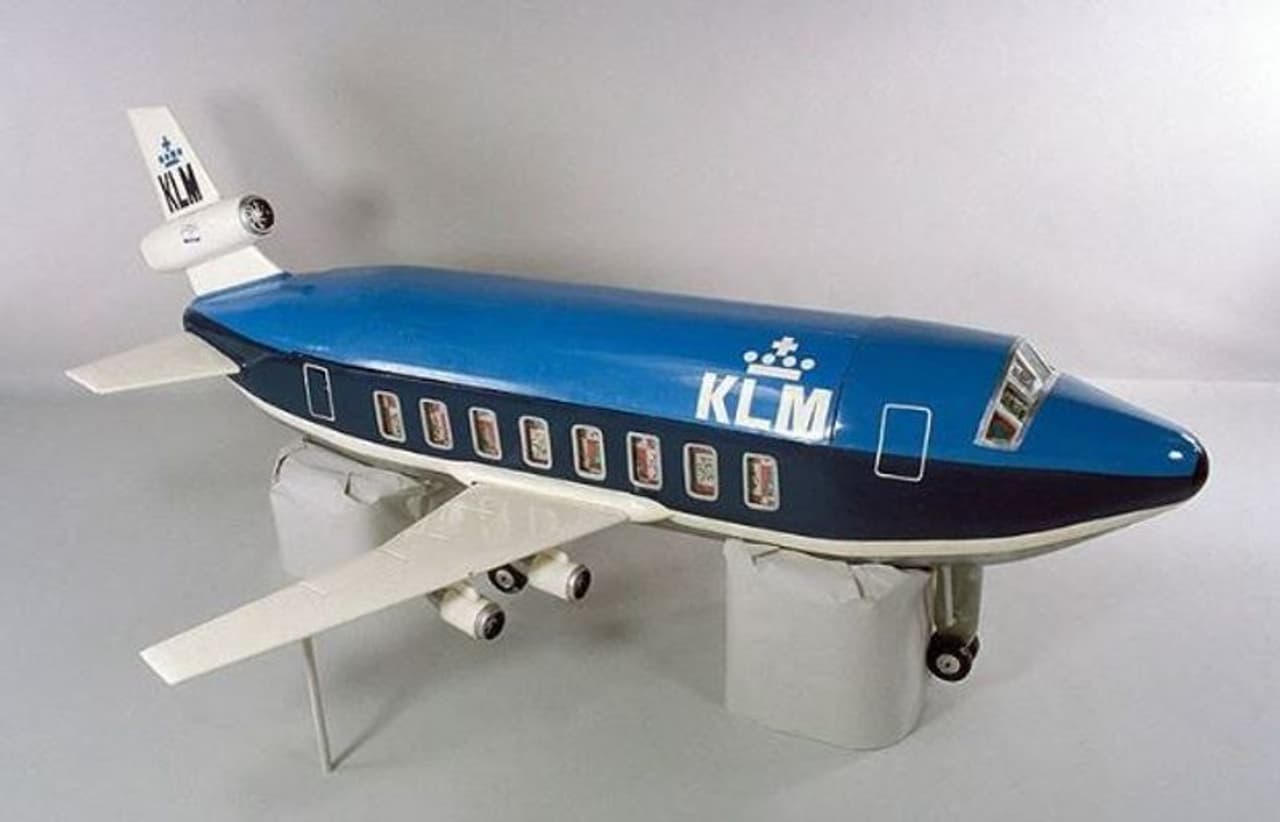 <p>ഘാനയിലെ ശവപ്പെട്ടി മേഖലയെ സംബന്ധിച്ച് പുതിയ പുതിയ തരത്തിലുള്ള ശവപ്പെട്ടികള്‍ ഡിസൈന്‍ ചെയ്യുക എന്നത് സംസ്‍കാരത്തിന്‍റെ തന്നെ ഭാഗമായി മാറുകയാണ്. ഘാനയിലെ ഗാ സമുദായത്തെ സംബന്ധിച്ച് ശവസംസ്‍കാരമെന്നത് ഒരുപാട് പ്രോസസുകള്‍ നിറഞ്ഞ ചടങ്ങാണ്. അതിനാല്‍ത്തന്നെ അവയില്‍ ഓരോന്നിനും അതിന്‍റേതായ പ്രാധാന്യവുമുണ്ട്. അതിലൊന്നാണ് ഈ ശവപ്പെട്ടിയുടെ മാറിവരുന്ന രൂപങ്ങളും.&nbsp;</p>