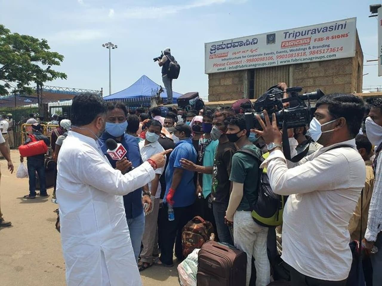 <p>ಕೆಪಿಸಿಸಿ ಅಧ್ಯಕ್ಷ ಡಿಕೆ ಶಿವಕುಮಾರ್ ವಲಸೆ ಕಾರ್ಮಿಕರ ನೆರವಿಗೆ ನಿಂತಿದ್ದಾರೆ.</p> <p>ಕೆಪಿಸಿಸಿ ಅಧ್ಯಕ್ಷ ಡಿಕೆ ಶಿವಕುಮಾರ್ ವಲಸೆ ಕಾರ್ಮಿಕರ ನೆರವಿಗೆ ನಿಂತಿದ್ದಾರೆ.</p>