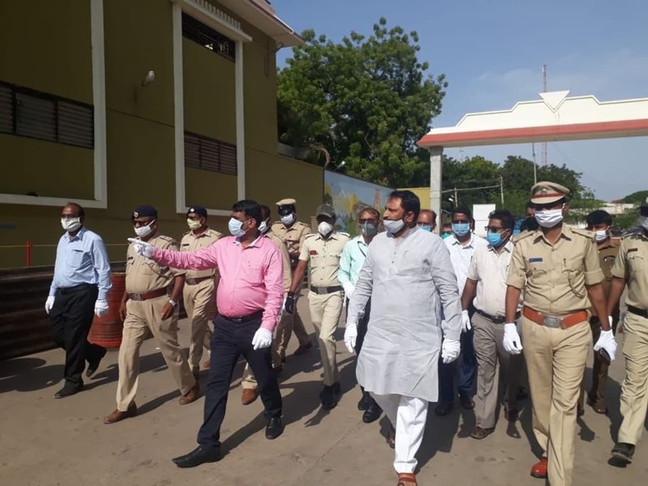 <p>ನಗರದ ಕೇಂದ್ರ ಬಸ್ ನಿಲ್ದಾಣಕ್ಕೆ ಭೇಟಿ ನೀಡಿ ಪರಿಶೀಲನೆ ನಡೆಸಿದ ಸಚಿವ ಲಕ್ಷ್ಮಣ ಸವದಿ </p> <p>ನಗರದ ಕೇಂದ್ರ ಬಸ್ ನಿಲ್ದಾಣಕ್ಕೆ ಭೇಟಿ ನೀಡಿ ಪರಿಶೀಲನೆ ನಡೆಸಿದ ಸಚಿವ ಲಕ್ಷ್ಮಣ ಸವದಿ </p>