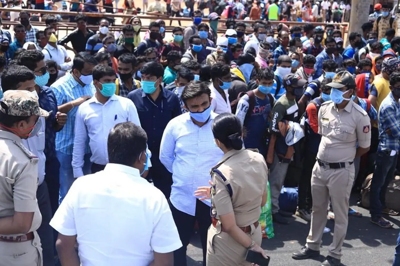 <p>ಬೆಂಗಳೂರಿನ ಪ್ಯಾಲೇಸ್ ಗ್ರೌಂಡ್ಸ್ ನಲ್ಲಿ, ಒಡಿಶಾ, ಮಣಿಪುರ ಮೊದಲಾದ ರಾಜ್ಯಗಳಿಗೆ ತೆರಳಲು ನೊಂದಾಯಿಸಿಕೊಳ್ಳುತ್ತಿರುವ ವಲಸಿಗರನ್ನು ಸಚಿವ ಡಾ.ಕೆ.ಸುಧಾಕರ್ ಅವರು ಭೇಟಿ ಮಾಡಿ ಕುಂದುಕೊರತೆಗಳನ್ನು ಆಲಿಸಿದರು</p> <p>ಬೆಂಗಳೂರಿನ ಪ್ಯಾಲೇಸ್ ಗ್ರೌಂಡ್ಸ್ ನಲ್ಲಿ, ಒಡಿಶಾ, ಮಣಿಪುರ ಮೊದಲಾದ ರಾಜ್ಯಗಳಿಗೆ ತೆರಳಲು ನೊಂದಾಯಿಸಿಕೊಳ್ಳುತ್ತಿರುವ ವಲಸಿಗರನ್ನು ಸಚಿವ ಡಾ.ಕೆ.ಸುಧಾಕರ್ ಅವರು ಭೇಟಿ ಮಾಡಿ ಕುಂದುಕೊರತೆಗಳನ್ನು ಆಲಿಸಿದರು</p>