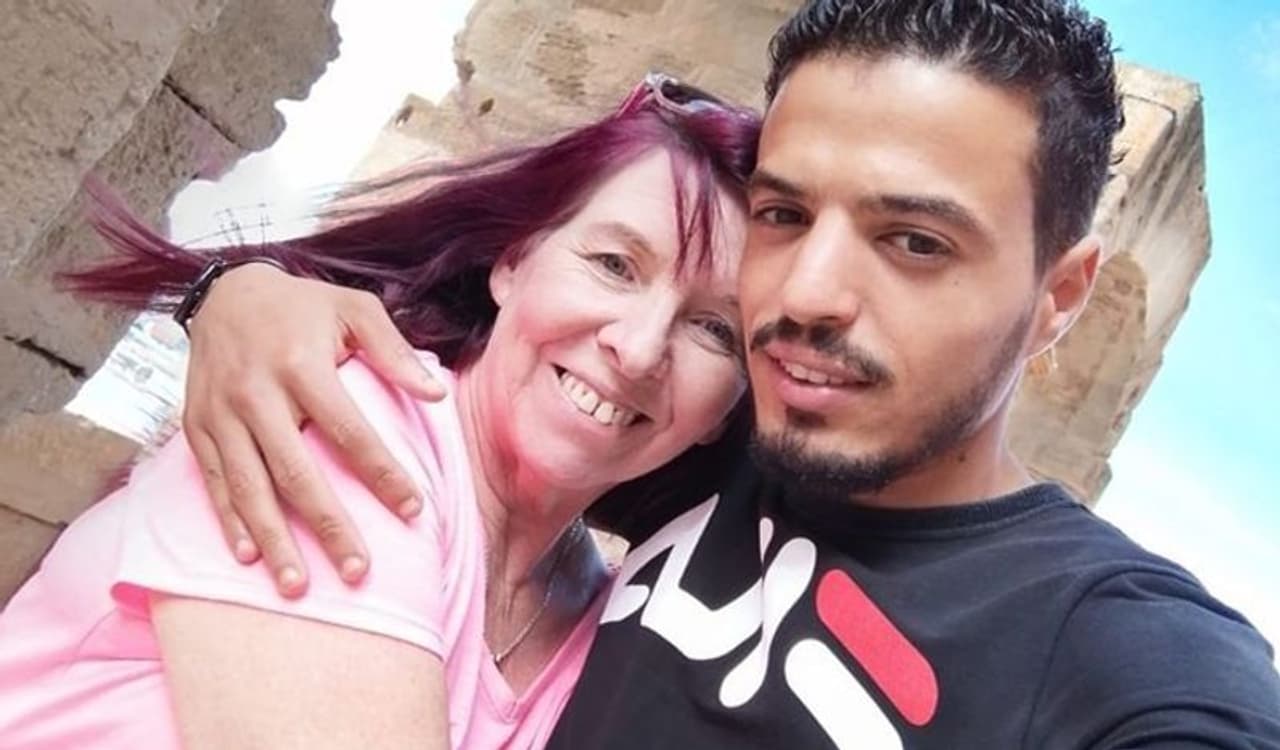 <p>ಲಭ್ಯವಾದ ಮಾಹಿತಿ ಅನ್ವಯ ಇಸಾಬೆಲ ಟ್ಯುನೀಶಿಯಾದಲ್ಲಿ ರಜೆ ಕಳೆದು ಮರಳುತ್ತಿದ್ದ ವೇಳೆ, ವಿಮಾನ ನಿಲ್ದಾಣದಲ್ಲಿ ಕಾಫಿ ಶಾಪ್ ಒಂದರಲ್ಲಿ ಕೆಲಸ ಮಾಡುತ್ತಿದ್ದವನೊಂದಿಗೆ ಸ್ನೇಹ ಬೆಳೆದಿತ್ತು. ಬೈರಂ ಹೆಸರಿನ ಈ ವ್ಯಕ್ತಿ ಇಸಾಬೆಲರಿಗೆ ಫೇಸ್ಬುಕ್ನಲ್ಲಿ ಫ್ರೆಂಡ್ ರಿಕ್ವೆಸ್ಟ್ ಕೂಡಾ ಕಳುಹಿಸಿದ್ದ. ಆದರೆ ಕಣ್ತಪಪ್ಪಿನಿಂದ ಇಸಾಬೆಲ ಇದನ್ನು ಡಿಲೀಟ್ ಮಾಡಿದ್ದರು. ಇದಾಧ ಬಳಿಕ ಇಸಾಬೆಲ ಬೈರಮ್ ಪ್ರೊಫೈಲ್ ಹುಡುಕಾಡುವಾಗ, ತಪ್ಪಿ ಇಪ್ಪತ್ತಾರು ವರ್ಷದ ಬೇರೊಬ್ಬ ಬೈರಮ್ಗೆ ಫ್ರೆಂಡ್ ರಿಕ್ವೆಸ್ಟ್ ಕಳುಹಿಸಿದ್ದರು. ಅತ್ತ ಇದನ್ನು ಗಮನಿಸಿದ್ದ ಆ ವ್ಯಕ್ತಿಯೂ ಫ್ರೆಂಡ್ ರಿಕ್ವೆಸ್ಟ್ ಸ್ವೀಕರಿಸಿದ್ದ.</p> <p>ಲಭ್ಯವಾದ ಮಾಹಿತಿ ಅನ್ವಯ ಇಸಾಬೆಲ ಟ್ಯುನೀಶಿಯಾದಲ್ಲಿ ರಜೆ ಕಳೆದು ಮರಳುತ್ತಿದ್ದ ವೇಳೆ, ವಿಮಾನ ನಿಲ್ದಾಣದಲ್ಲಿ ಕಾಫಿ ಶಾಪ್ ಒಂದರಲ್ಲಿ ಕೆಲಸ ಮಾಡುತ್ತಿದ್ದವನೊಂದಿಗೆ ಸ್ನೇಹ ಬೆಳೆದಿತ್ತು. ಬೈರಂ ಹೆಸರಿನ ಈ ವ್ಯಕ್ತಿ ಇಸಾಬೆಲರಿಗೆ ಫೇಸ್ಬುಕ್ನಲ್ಲಿ ಫ್ರೆಂಡ್ ರಿಕ್ವೆಸ್ಟ್ ಕೂಡಾ ಕಳುಹಿಸಿದ್ದ. ಆದರೆ ಕಣ್ತಪಪ್ಪಿನಿಂದ ಇಸಾಬೆಲ ಇದನ್ನು ಡಿಲೀಟ್ ಮಾಡಿದ್ದರು. ಇದಾಧ ಬಳಿಕ ಇಸಾಬೆಲ ಬೈರಮ್ ಪ್ರೊಫೈಲ್ ಹುಡುಕಾಡುವಾಗ, ತಪ್ಪಿ ಇಪ್ಪತ್ತಾರು ವರ್ಷದ ಬೇರೊಬ್ಬ ಬೈರಮ್ಗೆ ಫ್ರೆಂಡ್ ರಿಕ್ವೆಸ್ಟ್ ಕಳುಹಿಸಿದ್ದರು. ಅತ್ತ ಇದನ್ನು ಗಮನಿಸಿದ್ದ ಆ ವ್ಯಕ್ತಿಯೂ ಫ್ರೆಂಡ್ ರಿಕ್ವೆಸ್ಟ್ ಸ್ವೀಕರಿಸಿದ್ದ.</p>