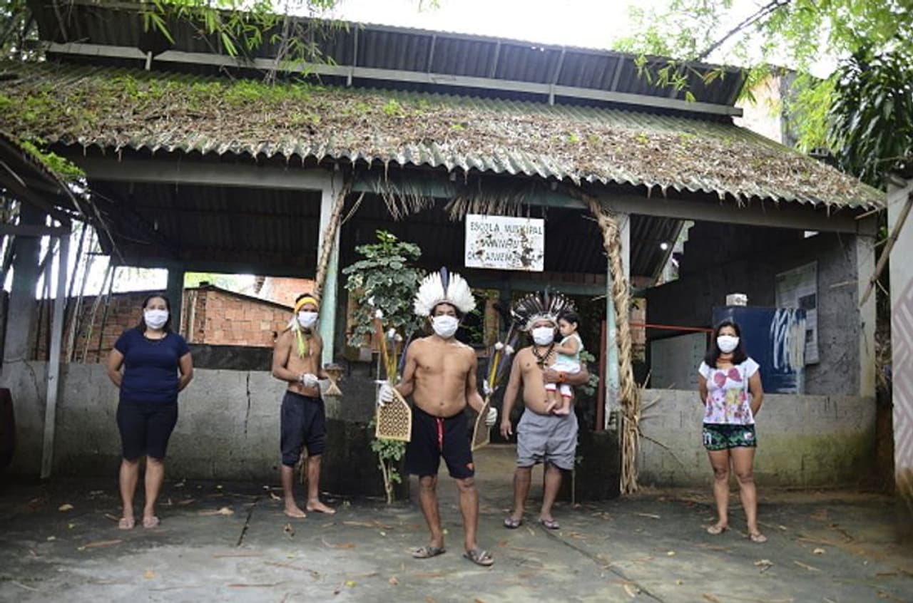 <p>എന്നാല്, ആരോഗ്യ മന്ത്രാലയത്തിന്റെ സ്പെഷ്യല് സെക്രട്ടറിയേറ്റ് ഓഫ് ഇന്ഡിജീനിയസ് ഹെല്ത്ത് റിപ്പോര്ട്ട് അനുസരിച്ച് 695 കൊവിഡ് കേസുകളും 34 കൊവിഡ് മരണങ്ങളുമാണ് ഉണ്ടായതെന്നാണ് പറയുന്നത്. ഈ കണക്കുകള് തദ്ദേശവാസികളുടേതായ പരമ്പരാഗത ഗ്രാമങ്ങളില് ജീവിക്കുന്നവരുടെയോ അവിടെയുള്ള ക്ലിനിക്കുകളില് ചികിത്സ തേടിയെത്തിയവരുടെയോ കണക്കുകളാണ്. നഗരത്തില് ജോലിക്കും മറ്റുമായി പോയി താമസിക്കുന്നവരുടെയോ അവരില് രോഗം ബാധിച്ചവരുടെയോ എണ്ണം ഇതില് അടങ്ങിയിട്ടില്ല എന്നാണ് പറയുന്നത്. </p> <p>എന്നാല്, ആരോഗ്യ മന്ത്രാലയത്തിന്റെ സ്പെഷ്യല് സെക്രട്ടറിയേറ്റ് ഓഫ് ഇന്ഡിജീനിയസ് ഹെല്ത്ത് റിപ്പോര്ട്ട് അനുസരിച്ച് 695 കൊവിഡ് കേസുകളും 34 കൊവിഡ് മരണങ്ങളുമാണ് ഉണ്ടായതെന്നാണ് പറയുന്നത്. ഈ കണക്കുകള് തദ്ദേശവാസികളുടേതായ പരമ്പരാഗത ഗ്രാമങ്ങളില് ജീവിക്കുന്നവരുടെയോ അവിടെയുള്ള ക്ലിനിക്കുകളില് ചികിത്സ തേടിയെത്തിയവരുടെയോ കണക്കുകളാണ്. നഗരത്തില് ജോലിക്കും മറ്റുമായി പോയി താമസിക്കുന്നവരുടെയോ അവരില് രോഗം ബാധിച്ചവരുടെയോ എണ്ണം ഇതില് അടങ്ങിയിട്ടില്ല എന്നാണ് പറയുന്നത്. </p>