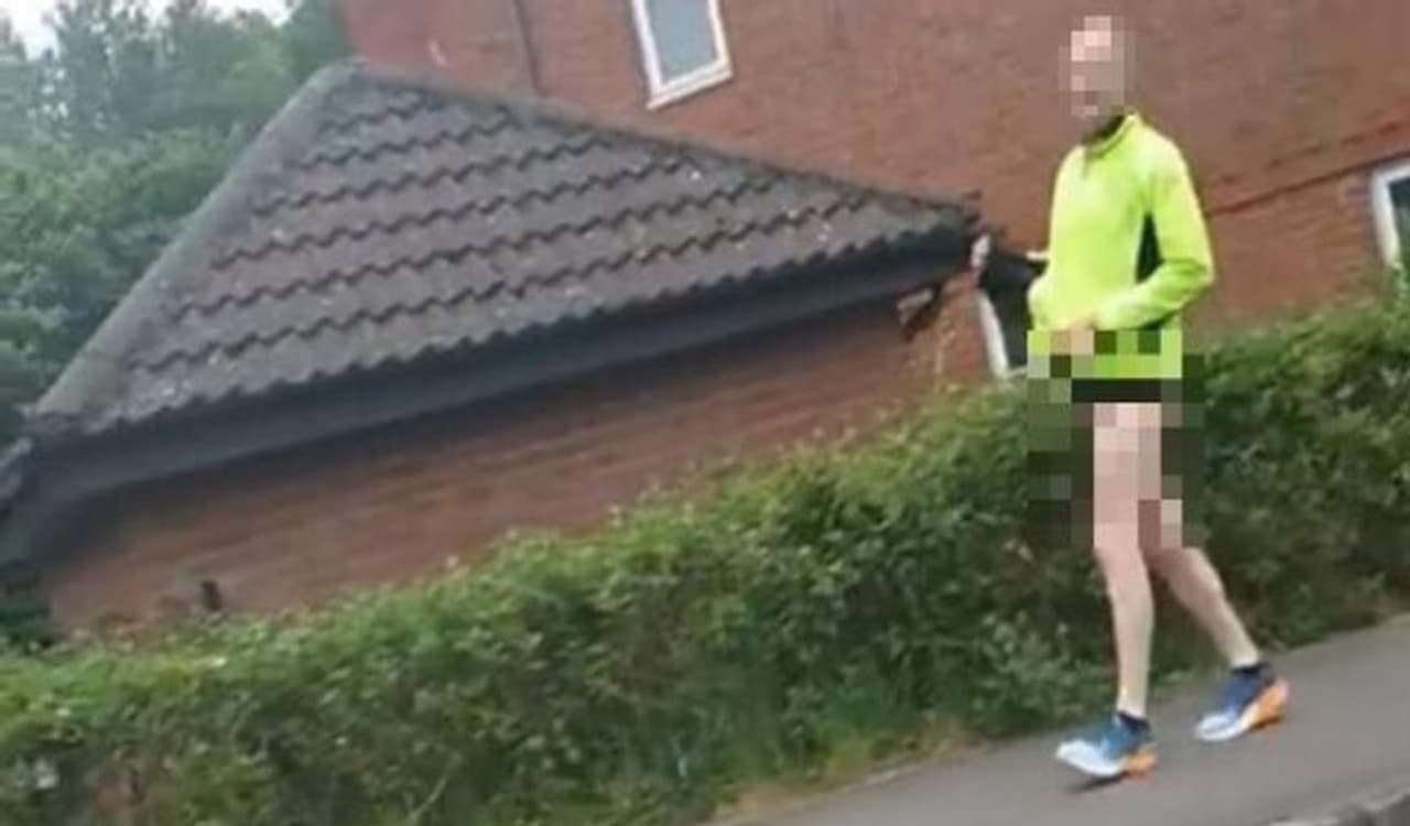 <p>ಈ ಘಟನೆ ಮೇ. 22ರಂದು ನಡೆದಿದೆ. ಇಂಗ್ಲೆಂಡ್ನ ಹ್ಯಾಂಪ್ಶಯರ್ನಲ್ಲಿ ಬೆಳ್ಳಂ ಬೆಳಿಗ್ಗೆ ವಾಕಿಂಗ್ಗೆ ತೆರಳಿದ್ದ ವ್ಯಕ್ತಿಯ ವಿಡಿಯೋ ಸದ್ಯ ಸೋಶಿಯಲ್ ಮೀಡಿಯಾದಲ್ಲಿ ವೈರಲ್ ಆಗುತ್ತಿದೆ.</p> <p>ಈ ಘಟನೆ ಮೇ. 22ರಂದು ನಡೆದಿದೆ. ಇಂಗ್ಲೆಂಡ್ನ ಹ್ಯಾಂಪ್ಶಯರ್ನಲ್ಲಿ ಬೆಳ್ಳಂ ಬೆಳಿಗ್ಗೆ ವಾಕಿಂಗ್ಗೆ ತೆರಳಿದ್ದ ವ್ಯಕ್ತಿಯ ವಿಡಿಯೋ ಸದ್ಯ ಸೋಶಿಯಲ್ ಮೀಡಿಯಾದಲ್ಲಿ ವೈರಲ್ ಆಗುತ್ತಿದೆ.</p>