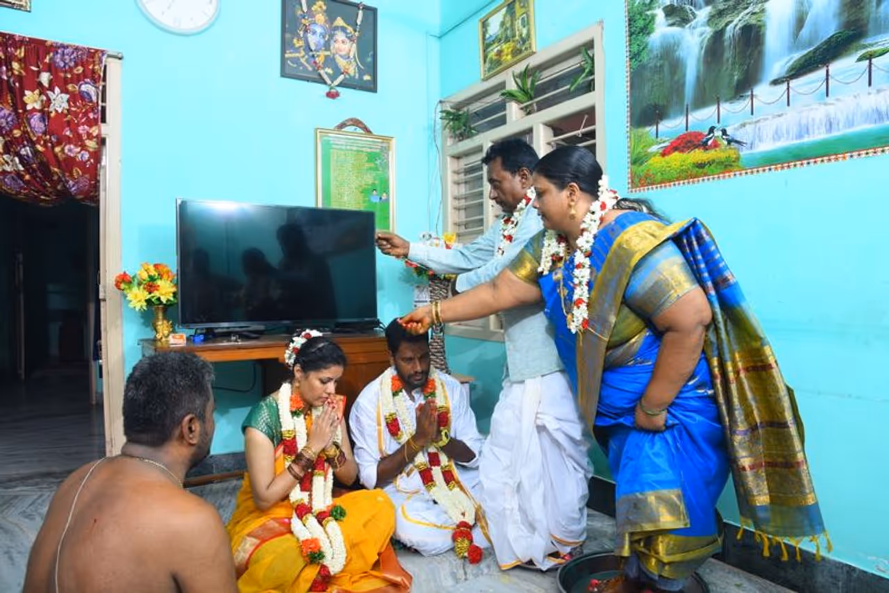 <p>ಪ್ರಾಜೆಕ್ಟ್ ಒಂದರ ಮೇಲೆ ಇಟಲಿಗೆ ಸುಮನಾ ತೆರಳಬೇಕಿತ್ತು. </p> <p>ಪ್ರಾಜೆಕ್ಟ್ ಒಂದರ ಮೇಲೆ ಇಟಲಿಗೆ ಸುಮನಾ ತೆರಳಬೇಕಿತ್ತು. </p>