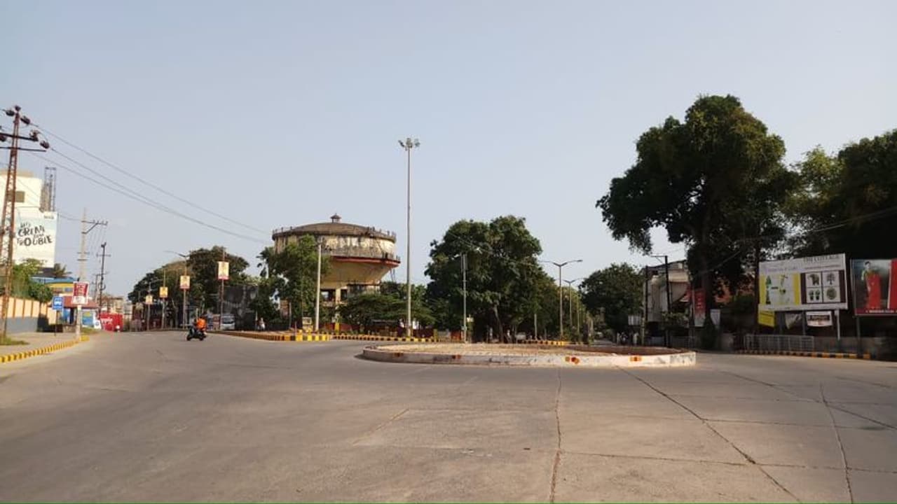 <p>ಶನಿವಾರ ಸಂಜೆ 7ರಿಂದ ಸೋಮವಾರ ಬೆಳಗ್ಗೆ 7ರವರೆಗೆ ಈ ಸಂಪೂರ್ಣ ಲಾಕ್ಡೌನ್ ಮುಂದುವರಿದಿತ್ತು. ಹಾಲು, ದಿನಪತ್ರಿಕೆ, ತರಕಾರಿ, ಮೀನು ಮಾಂಸದ ಅಂಗಡಿಗಳನ್ನು ತೆರೆಯಲು ಅವಕಾಶವಿದ್ದರೂ ನಗರದ ಬಹುತೇಕ ತರಕಾರಿ ಹಣ್ಣಿನ ಮಾರುಕಟ್ಟೆಗಳು ಸಂಪೂರ್ಣ ಬಂದ್ ಆಗಿದ್ದವು. </p> <p>ಶನಿವಾರ ಸಂಜೆ 7ರಿಂದ ಸೋಮವಾರ ಬೆಳಗ್ಗೆ 7ರವರೆಗೆ ಈ ಸಂಪೂರ್ಣ ಲಾಕ್ಡೌನ್ ಮುಂದುವರಿದಿತ್ತು. ಹಾಲು, ದಿನಪತ್ರಿಕೆ, ತರಕಾರಿ, ಮೀನು ಮಾಂಸದ ಅಂಗಡಿಗಳನ್ನು ತೆರೆಯಲು ಅವಕಾಶವಿದ್ದರೂ ನಗರದ ಬಹುತೇಕ ತರಕಾರಿ ಹಣ್ಣಿನ ಮಾರುಕಟ್ಟೆಗಳು ಸಂಪೂರ್ಣ ಬಂದ್ ಆಗಿದ್ದವು. </p>