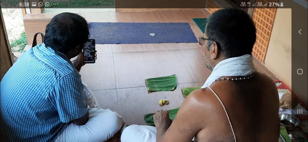 <p>ದೇಶಾದ್ಯಂತ ಲಾಕ್ಡೌನ್ ಜಾರಿಯಲ್ಲಿ. ಈ ವಿಷಮ ಪರಿಸ್ಥಿತಿಯಲ್ಲಿ, ಸತ್ತವರಿಗೆ ತಿಥಿ ಕಾರ್ಯವೂ ನಡೆಯಬೇಕು, ಅದರ ಜೊತೆಗೆ ಲಾಕ್ಡೌನ್ ನಿಯಮವೂ ಪಾಲನೆಯಾಗಬೇಕು. ಇಂತಹ ಧರ್ಮ ಸಂಕಟದಲ್ಲಿ ವಿದೇಶದಲ್ಲಿ ಸಿಲುಕಿದ ಉಡುಪಿ ಕುಟುಂಬವೊಂದು ಪುರೋಹಿತರ ಜೊತೆ ನೇರ ಸಂಪರ್ಕದಲ್ಲಿದ್ದು, ಅವರ ಸಲಹೆಯಂತೆ ಆನ್ ಲೈನ್ ವೀಡಿಯೋ ಮೂಲಕ ಈ ಬಾರಿ ಶ್ರಾದ್ಧ ಕಾರ್ಯವನ್ನು ನೇರವೇರಿಸಿದೆ.</p> <p>ದೇಶಾದ್ಯಂತ ಲಾಕ್ಡೌನ್ ಜಾರಿಯಲ್ಲಿ. ಈ ವಿಷಮ ಪರಿಸ್ಥಿತಿಯಲ್ಲಿ, ಸತ್ತವರಿಗೆ ತಿಥಿ ಕಾರ್ಯವೂ ನಡೆಯಬೇಕು, ಅದರ ಜೊತೆಗೆ ಲಾಕ್ಡೌನ್ ನಿಯಮವೂ ಪಾಲನೆಯಾಗಬೇಕು. ಇಂತಹ ಧರ್ಮ ಸಂಕಟದಲ್ಲಿ ವಿದೇಶದಲ್ಲಿ ಸಿಲುಕಿದ ಉಡುಪಿ ಕುಟುಂಬವೊಂದು ಪುರೋಹಿತರ ಜೊತೆ ನೇರ ಸಂಪರ್ಕದಲ್ಲಿದ್ದು, ಅವರ ಸಲಹೆಯಂತೆ ಆನ್ ಲೈನ್ ವೀಡಿಯೋ ಮೂಲಕ ಈ ಬಾರಿ ಶ್ರಾದ್ಧ ಕಾರ್ಯವನ್ನು ನೇರವೇರಿಸಿದೆ.</p>