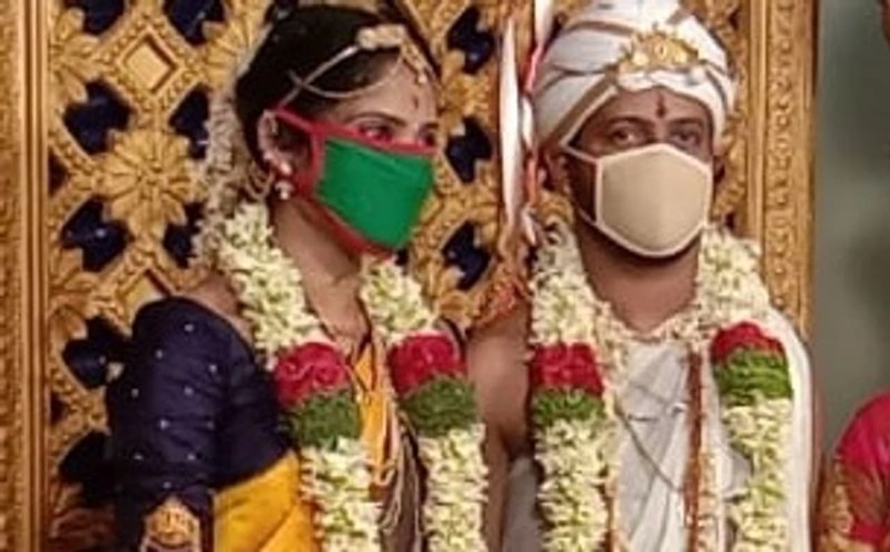 <p>ರಾಜ್ಯಾದ್ಯಂತ ಭಾನುವಾರದ ಕೊರೋನಾ ಕರ್ಫ್ಯೂವನ್ನು ವಿಧಿಸಲಾಗಿದ್ದರೂ, ಉಡುಪಿ ಜಿಲ್ಲೆಯಲ್ಲಿ 27 ಮದುವೆಗಳು ನಡೆದಿವೆ.</p> <p>ರಾಜ್ಯಾದ್ಯಂತ ಭಾನುವಾರದ ಕೊರೋನಾ ಕರ್ಫ್ಯೂವನ್ನು ವಿಧಿಸಲಾಗಿದ್ದರೂ, ಉಡುಪಿ ಜಿಲ್ಲೆಯಲ್ಲಿ 27 ಮದುವೆಗಳು ನಡೆದಿವೆ.</p>