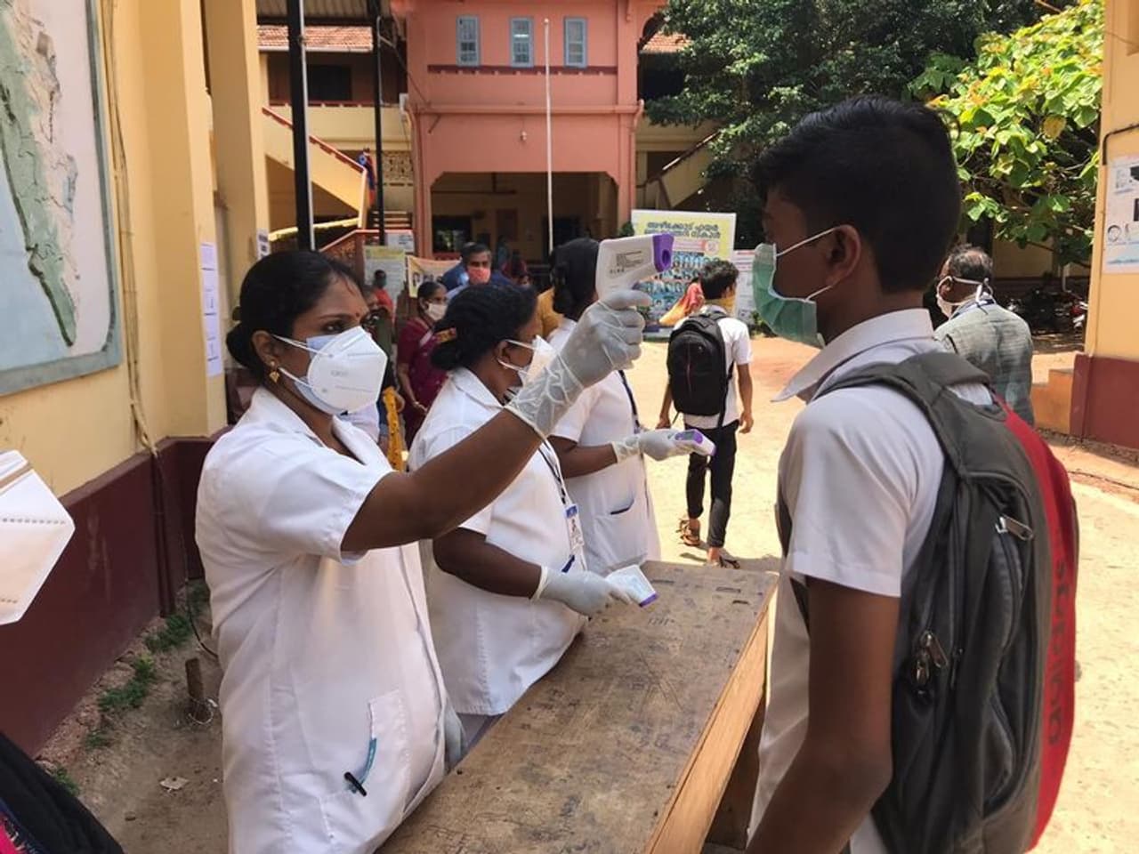 <p>നാഷണൽ സർവീസ് സ്കീം/ സമഗ്ര ശിക്ഷ കേരള എന്നിവ ചേർന്നാണ് മാസ്ക്കുകൾ തയ്യാറാക്കിയത്. പരീക്ഷാകേന്ദ്രങ്ങൾക്ക് ആവശ്യമായ ഐ.ആർ തെർമോമീറ്ററുകൾ (5000 എണ്ണം), എക്സാമിനേഷൻ ഗ്ലൗസ് (5 ലക്ഷം ജോഡി) എന്നിവ ജില്ലാ വിദ്യാഭ്യാസ ഓഫീസുകൾ മുഖേന വിതരണം നടത്തി.</p> <p>നാഷണൽ സർവീസ് സ്കീം/ സമഗ്ര ശിക്ഷ കേരള എന്നിവ ചേർന്നാണ് മാസ്ക്കുകൾ തയ്യാറാക്കിയത്. പരീക്ഷാകേന്ദ്രങ്ങൾക്ക് ആവശ്യമായ ഐ.ആർ തെർമോമീറ്ററുകൾ (5000 എണ്ണം), എക്സാമിനേഷൻ ഗ്ലൗസ് (5 ലക്ഷം ജോഡി) എന്നിവ ജില്ലാ വിദ്യാഭ്യാസ ഓഫീസുകൾ മുഖേന വിതരണം നടത്തി.</p>