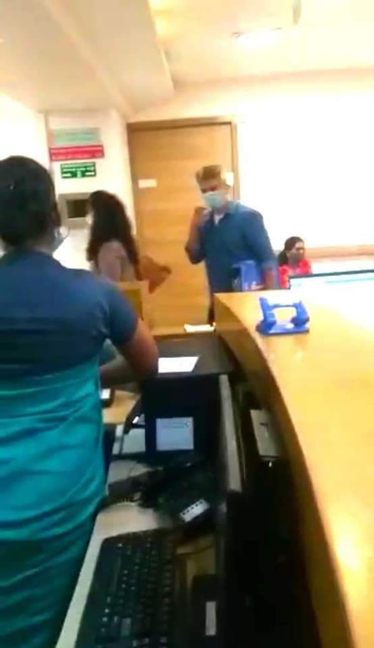 <p>ಮಾಸ್ಕ್ ಧರಿಸಿಕೊಂಡು ಚೆನ್ನೈ ಆಸ್ಪತ್ರೆಯಲ್ಲಿ ಕಾಣಿಸಿಕೊಂಡ ಅಜಿತ್ ದಂಪತಿಗಳು.</p> <p>ಮಾಸ್ಕ್ ಧರಿಸಿಕೊಂಡು ಚೆನ್ನೈ ಆಸ್ಪತ್ರೆಯಲ್ಲಿ ಕಾಣಿಸಿಕೊಂಡ ಅಜಿತ್ ದಂಪತಿಗಳು.</p>