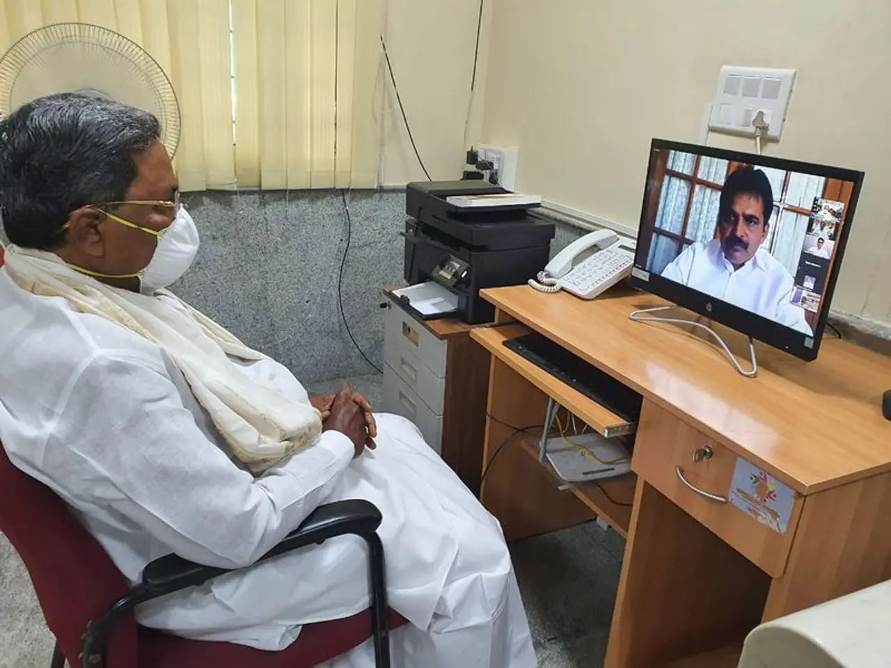 <p>ರಾಜ್ಯ ಉಸ್ತುವಾರಿ ಎಐಸಿಸಿ ಪ್ರಧಾನ ಕಾರ್ಯದರ್ಶಿ ಕೆ.ಸಿ.ವೇಣುಗೋಪಾಲ್ ಅವರೊಂದಿಗೆ ನಡೆದ ವಿಡಿಯೋ ಕಾನ್ಫರೆನ್ಸ್ ನಲ್ಲಿ ಸಿದ್ದರಾಮಯ್ಯ ಅವರು ಭಾಗವಹಿಸಿದ ಸಂದರ್ಭ.</p> <p>ರಾಜ್ಯ ಉಸ್ತುವಾರಿ ಎಐಸಿಸಿ ಪ್ರಧಾನ ಕಾರ್ಯದರ್ಶಿ ಕೆ.ಸಿ.ವೇಣುಗೋಪಾಲ್ ಅವರೊಂದಿಗೆ ನಡೆದ ವಿಡಿಯೋ ಕಾನ್ಫರೆನ್ಸ್ ನಲ್ಲಿ ಸಿದ್ದರಾಮಯ್ಯ ಅವರು ಭಾಗವಹಿಸಿದ ಸಂದರ್ಭ.</p>