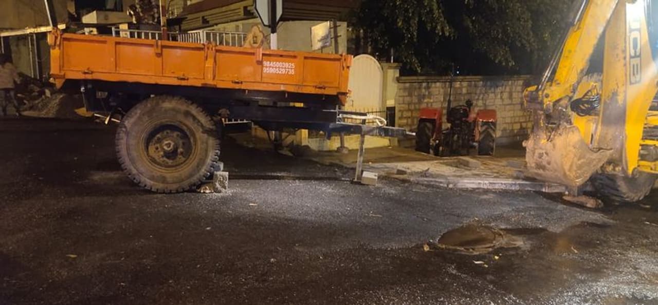 <p>ಟ್ರಾಕ್ಟರ್ ಬ್ರೇಕ್ ಫೈಲೂರ್ ಆಗಿ ನಡೆದ ಅವಘಡ ಸಂಭವಿಸಿದೆ.</p>