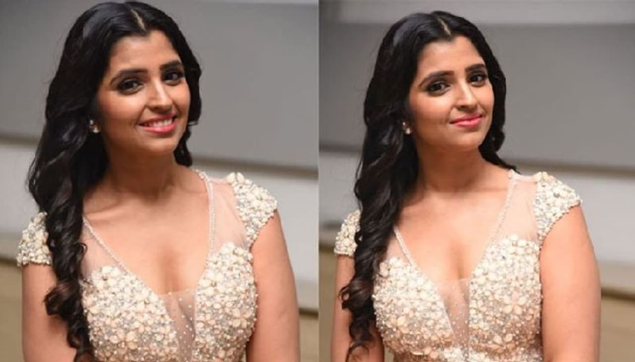 <p>టీవీ యాంకర్ శ్యామల జనాలకు పరిచయమే. చాలా సంవత్సరాలుగా చాలా ప్రోగ్రాములకు యాంకర్ గా వ్యవహరిస్తూ.. ఆమె తన హవా కొనసాగిస్తున్నారు. ఆ తర్వాత బిగ్ బాస్ సీజన్ 2లోనూ ఆమె సందడి చేశారు.</p> <p>టీవీ యాంకర్ శ్యామల జనాలకు పరిచయమే. చాలా సంవత్సరాలుగా చాలా ప్రోగ్రాములకు యాంకర్ గా వ్యవహరిస్తూ.. ఆమె తన హవా కొనసాగిస్తున్నారు. ఆ తర్వాత బిగ్ బాస్ సీజన్ 2లోనూ ఆమె సందడి చేశారు.</p>