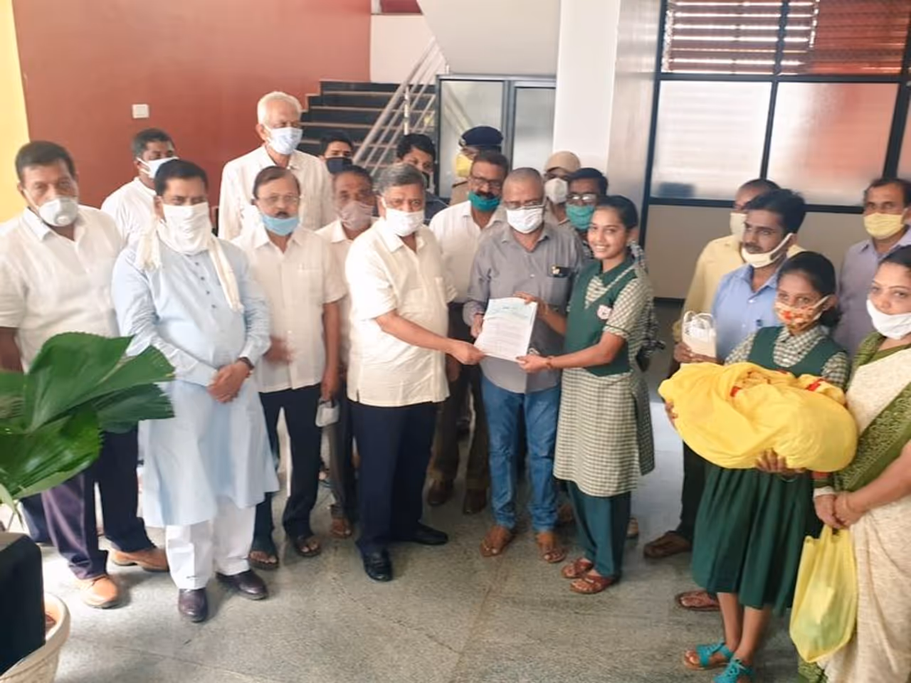 <p>ಶ್ರೇಯಾ ತಯಾರಿಸಿದ ಒಂದು ಸಾವಿರ ಮಾಸ್ಕ್ಗಳನ್ನ ಜಿಲ್ಲಾ ಉಸ್ತುವಾರಿ ಸಚಿವ ಜಗದೀಶ ಶೆಟ್ಟರ್ ಮೂಲಕ ರಾಜ್ಯ ಸರ್ಕಾರಕ್ಕೆ ಹಸ್ತಾಂತರ </p> <p>ಶ್ರೇಯಾ ತಯಾರಿಸಿದ ಒಂದು ಸಾವಿರ ಮಾಸ್ಕ್ಗಳನ್ನ ಜಿಲ್ಲಾ ಉಸ್ತುವಾರಿ ಸಚಿವ ಜಗದೀಶ ಶೆಟ್ಟರ್ ಮೂಲಕ ರಾಜ್ಯ ಸರ್ಕಾರಕ್ಕೆ ಹಸ್ತಾಂತರ </p>