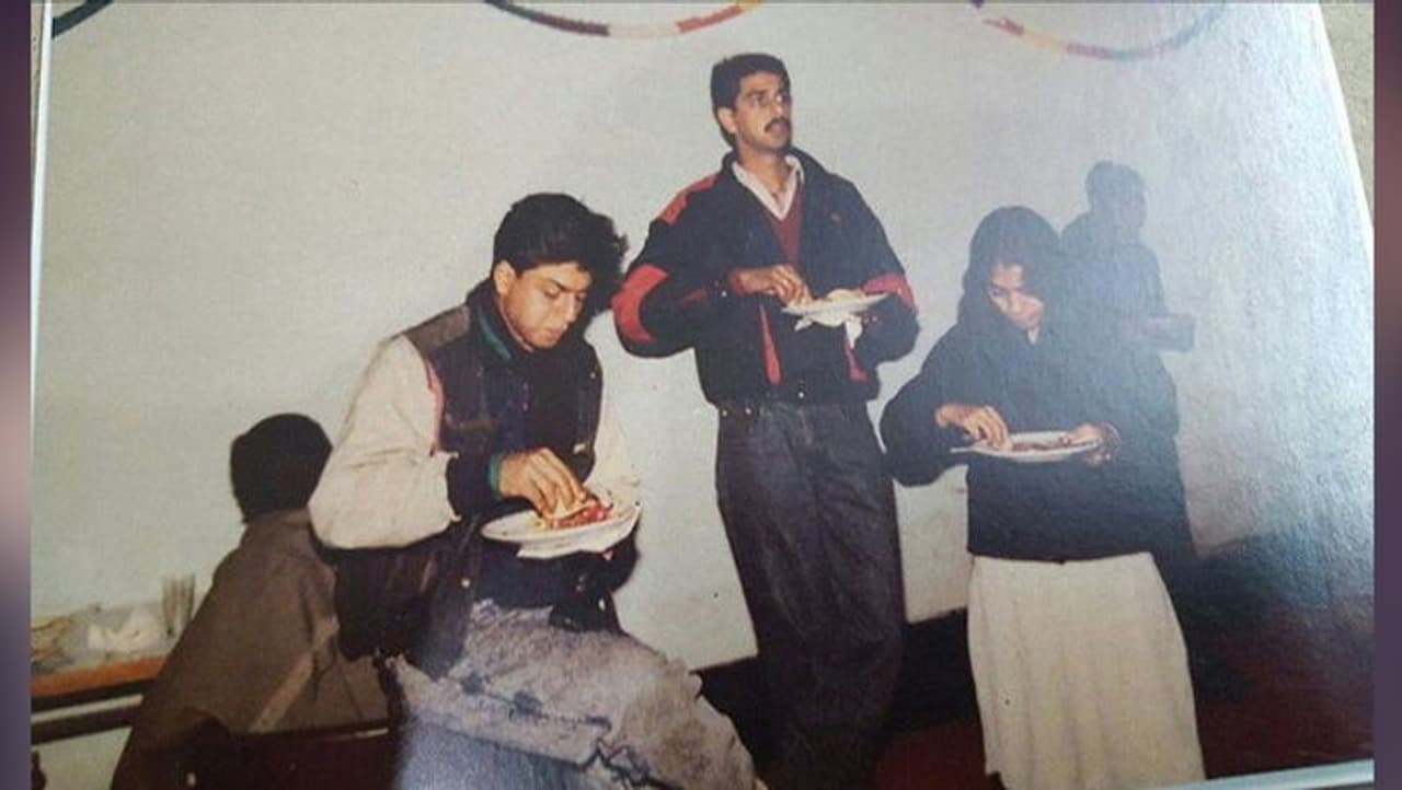 <p>ಬಾಲಿವುಡ್‌ನ ಕಿಂಗ್‌ ಖಾನ್‌ ಶಾರುಖ್‌ರ ಕೆಲವು &nbsp;ಹಳೆಯ ಫೋಟೋಗಳು ವೈರಲ್ ಆಗುತ್ತಿವೆ.&nbsp;</p>