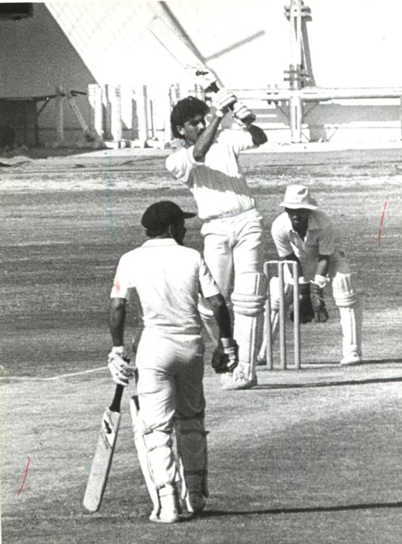 <p>അത് ഒരു രഞ്ജി ട്രോഫി മത്സരമായിരുന്നു. രവി ശാസ്ത്രി അന്ന് കളിച്ചിരുന്നത് ബോംബേക്കു വേണ്ടിയായിരുന്നു. ബറോഡയായിരുന്നു എതിർ ടീം. അന്ന് രവിശാസ്ത്രിയുടെ ബാറ്റിന്റെ ചൂടറിഞ്ഞത് തിലക് രാജ് എന്ന സ്പിൻ ബൗളറും. ഒന്നാം പന്ത് ലെഗ് സൈഡിലൂടെ ബൌണ്ടറിക്കപ്പുറം കടത്തുകയായിരുന്നു. </p> <p>അത് ഒരു രഞ്ജി ട്രോഫി മത്സരമായിരുന്നു. രവി ശാസ്ത്രി അന്ന് കളിച്ചിരുന്നത് ബോംബേക്കു വേണ്ടിയായിരുന്നു. ബറോഡയായിരുന്നു എതിർ ടീം. അന്ന് രവിശാസ്ത്രിയുടെ ബാറ്റിന്റെ ചൂടറിഞ്ഞത് തിലക് രാജ് എന്ന സ്പിൻ ബൗളറും. ഒന്നാം പന്ത് ലെഗ് സൈഡിലൂടെ ബൌണ്ടറിക്കപ്പുറം കടത്തുകയായിരുന്നു. </p>