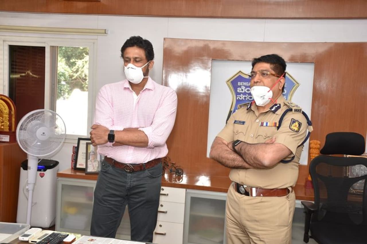 <p>ಯುವ ಎನ್ನುವ NGO ಜೊತೆಗೂಡಿ ಪೊಲೀಸರಿಗೆ ಸೇಫ್ಟಿ ಕಿಟ್ ವಿತರಿಸಿದ ಅನಿಲ್ ಕುಂಬ್ಳೆ</p> <p>ಯುವ ಎನ್ನುವ NGO ಜೊತೆಗೂಡಿ ಪೊಲೀಸರಿಗೆ ಸೇಫ್ಟಿ ಕಿಟ್ ವಿತರಿಸಿದ ಅನಿಲ್ ಕುಂಬ್ಳೆ</p>