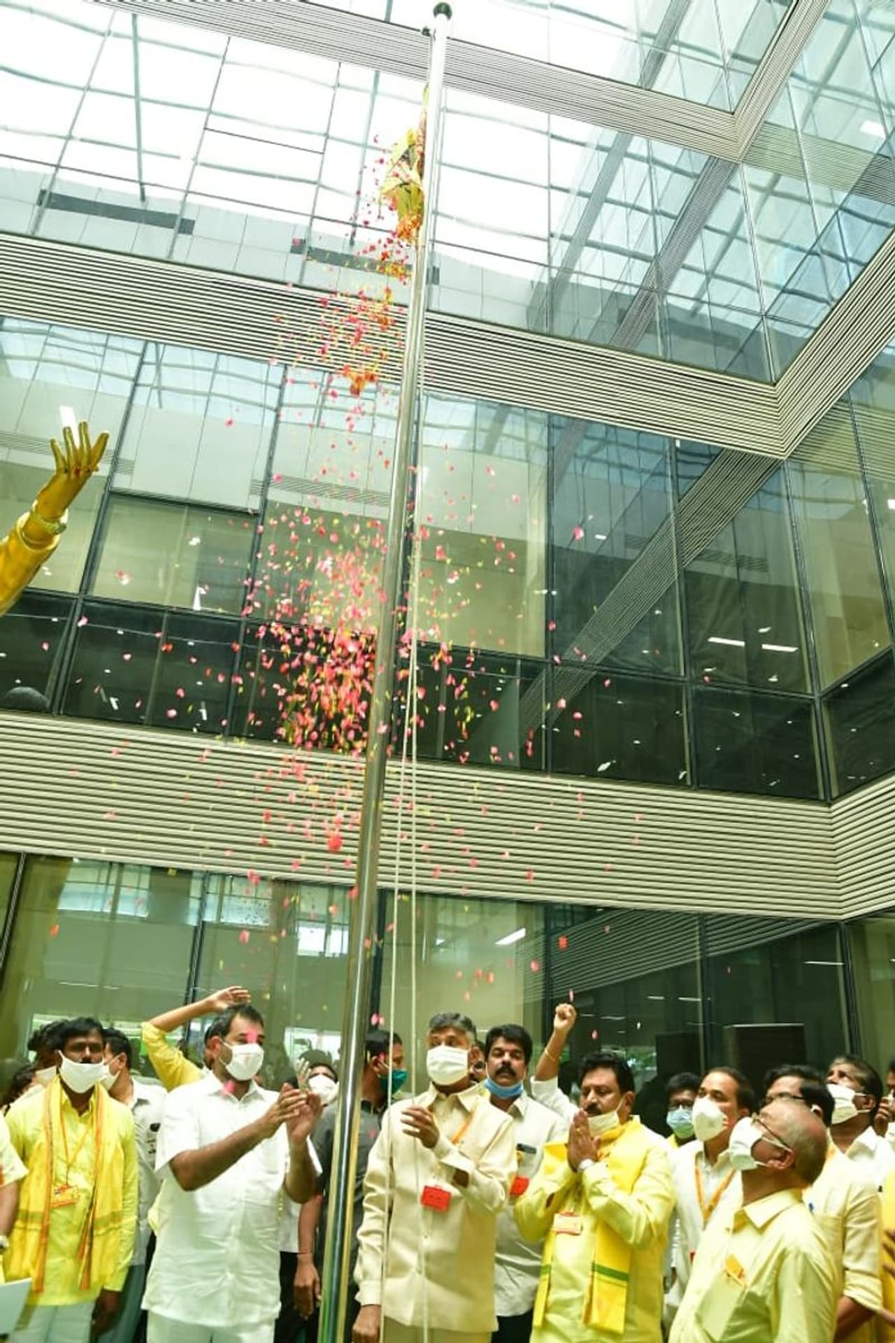 <p>మహానాడు కార్యక్రమంలో భాగంగా టిడిపి జెండాను ఆవిష్కరించిన చంద్రబాబు </p> <p>మహానాడు కార్యక్రమంలో భాగంగా టిడిపి జెండాను ఆవిష్కరించిన చంద్రబాబు </p>