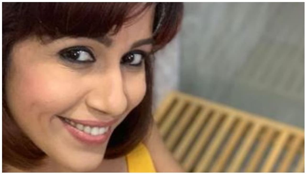 <p>കഴിഞ്ഞ രണ്ടു ദിവസങ്ങളായി രഞ്ജിനി ഹരിദാസിന്റെ ഇന്റർവ്യൂകൾ കണ്ടു സന്തോഷിക്കൽ ആയിരുന്നു പ്രധാന പ്രോഗ്രാം. സ്വന്തം ജീവിതം ഇത്ര മനോഹരമായി ജീവിച്ചു തീർക്കുന്ന അപൂർവം മനുഷ്യരെ മാത്രമേ ഞാൻ കണ്ടിട്ടുള്ളു. അതും എന്തൊരു ജീവിതം. പിൽകാലത്ത് ഈ സൈബർ സ്പേസിൽ മറ്റാർക്കും കിട്ടിയ തെറികൾ മുഴുവൻ ഒരു ത്രാസിൽ വച്ച് അളന്നു നോക്കിയാലും രഞ്ജിനിക്ക് കിട്ടിയ തെറികളുടെ തട്ട് താണ് തന്നെയിരിക്കും. രഞ്ജിനിയെ മര്യാദ പഠിപ്പിക്കാൻ മലയാളി പുരുഷന്മാർ കിണഞ്ഞു പരിശ്രമിച്ചു. ഇത് ഇനം വേറെ ആണ് മോനെ എന്ന് എല്ലാ പുരുഷുക്കളെയും അവരും പഠിപ്പിച്ചുവെന്ന് സജിത്ത് പറയുന്നു.</p> <p>കഴിഞ്ഞ രണ്ടു ദിവസങ്ങളായി രഞ്ജിനി ഹരിദാസിന്റെ ഇന്റർവ്യൂകൾ കണ്ടു സന്തോഷിക്കൽ ആയിരുന്നു പ്രധാന പ്രോഗ്രാം. സ്വന്തം ജീവിതം ഇത്ര മനോഹരമായി ജീവിച്ചു തീർക്കുന്ന അപൂർവം മനുഷ്യരെ മാത്രമേ ഞാൻ കണ്ടിട്ടുള്ളു. അതും എന്തൊരു ജീവിതം. പിൽകാലത്ത് ഈ സൈബർ സ്പേസിൽ മറ്റാർക്കും കിട്ടിയ തെറികൾ മുഴുവൻ ഒരു ത്രാസിൽ വച്ച് അളന്നു നോക്കിയാലും രഞ്ജിനിക്ക് കിട്ടിയ തെറികളുടെ തട്ട് താണ് തന്നെയിരിക്കും. രഞ്ജിനിയെ മര്യാദ പഠിപ്പിക്കാൻ മലയാളി പുരുഷന്മാർ കിണഞ്ഞു പരിശ്രമിച്ചു. ഇത് ഇനം വേറെ ആണ് മോനെ എന്ന് എല്ലാ പുരുഷുക്കളെയും അവരും പഠിപ്പിച്ചുവെന്ന് സജിത്ത് പറയുന്നു.</p>