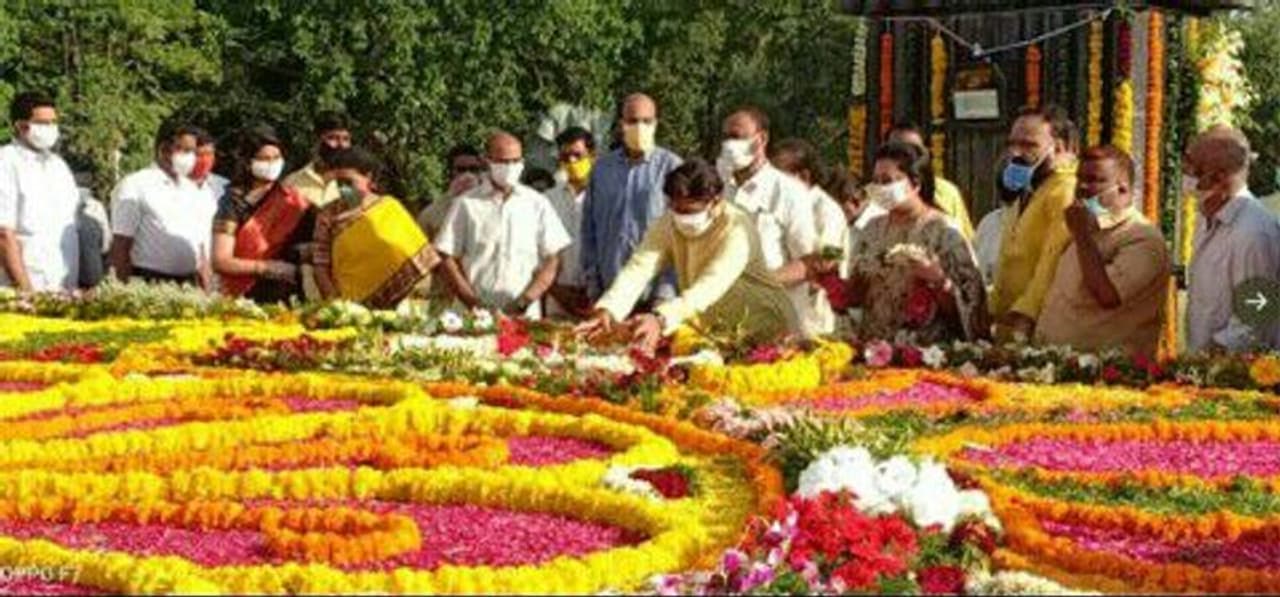 <p>ఎన్టీఆర్ ఘాట్ వద్ద నివాళులు అర్పిస్తున్న బాలకృష్ణ </p> <p>ఎన్టీఆర్ ఘాట్ వద్ద నివాళులు అర్పిస్తున్న బాలకృష్ణ </p>