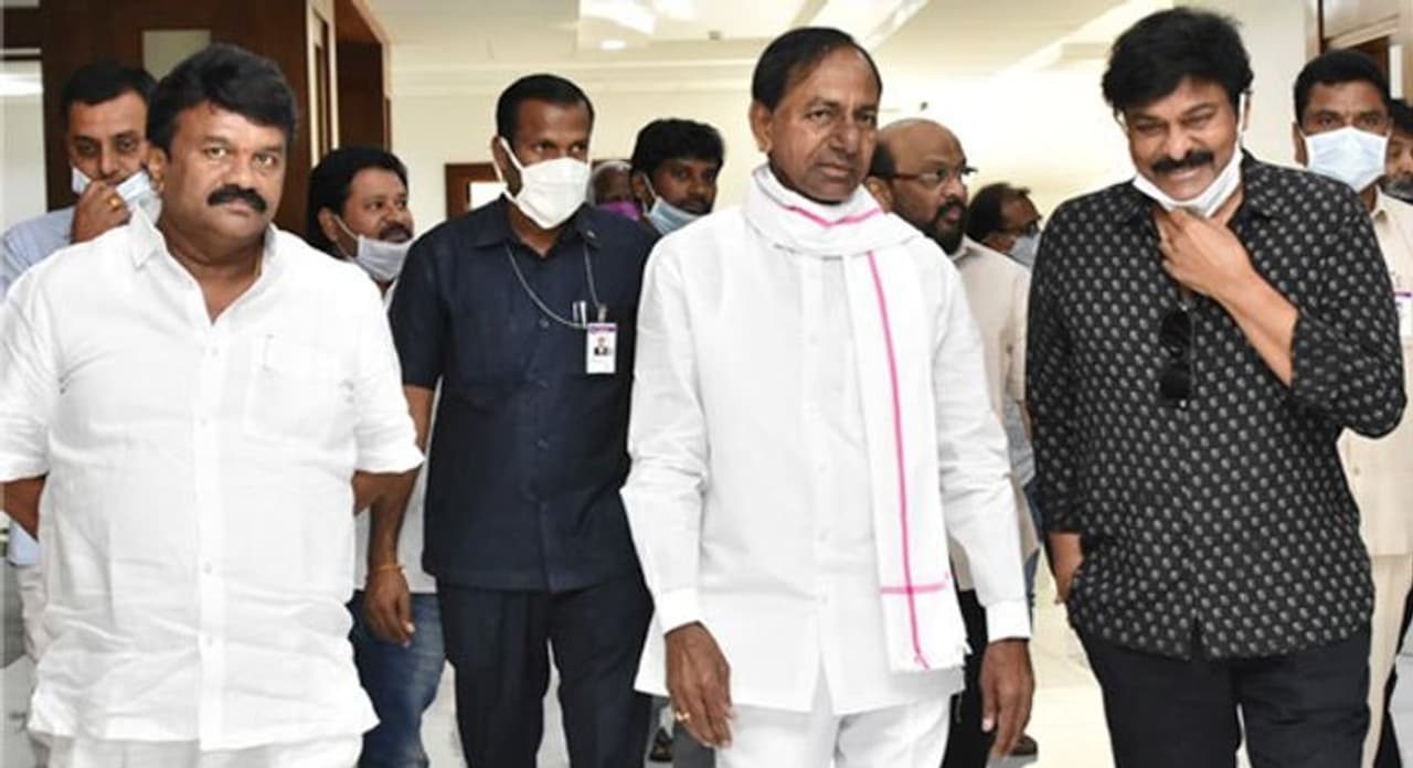 <p style="text align: justify;">తెలంగాణ సినిమాటోగ్రఫీ మంత్రి తలసాని శ్రీనివాస యాదవ్ తోనూ ఆ తర్వాత ముఖ్యమంత్రి కె. చంద్రశేఖర రావుతోనూ జరిగిన చర్చలకు మెగాస్టార్, మాజీ రాజ్యసభ సభ్యుడు చిరంజీవి నేతృత్వం వహించినట్లు అర్థమవుతూనే ఉంది. నాగార్జున వంటి సినీ ప్రముఖులు ఉన్నప్పటికీ చిరంజీవి పాత్రనే విశిష్టంగా కనిపించింది. </p> <p style="text align: justify;">తెలంగాణ సినిమాటోగ్రఫీ మంత్రి తలసాని శ్రీనివాస యాదవ్ తోనూ ఆ తర్వాత ముఖ్యమంత్రి కె. చంద్రశేఖర రావుతోనూ జరిగిన చర్చలకు మెగాస్టార్, మాజీ రాజ్యసభ సభ్యుడు చిరంజీవి నేతృత్వం వహించినట్లు అర్థమవుతూనే ఉంది. నాగార్జున వంటి సినీ ప్రముఖులు ఉన్నప్పటికీ చిరంజీవి పాత్రనే విశిష్టంగా కనిపించింది. </p>