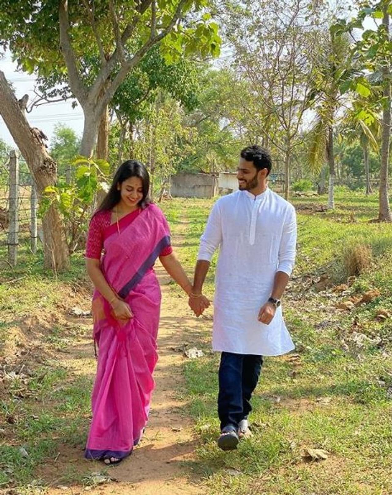 <p>ಲಾಕ್‌ಡೌನ್‌ನಲ್ಲಿ ಪತ್ನಿ ರೇವತಿ ಜೊತೆ ನಿಖಿಲ್ ಕುಮಾರಸ್ವಾಮಿ.</p>