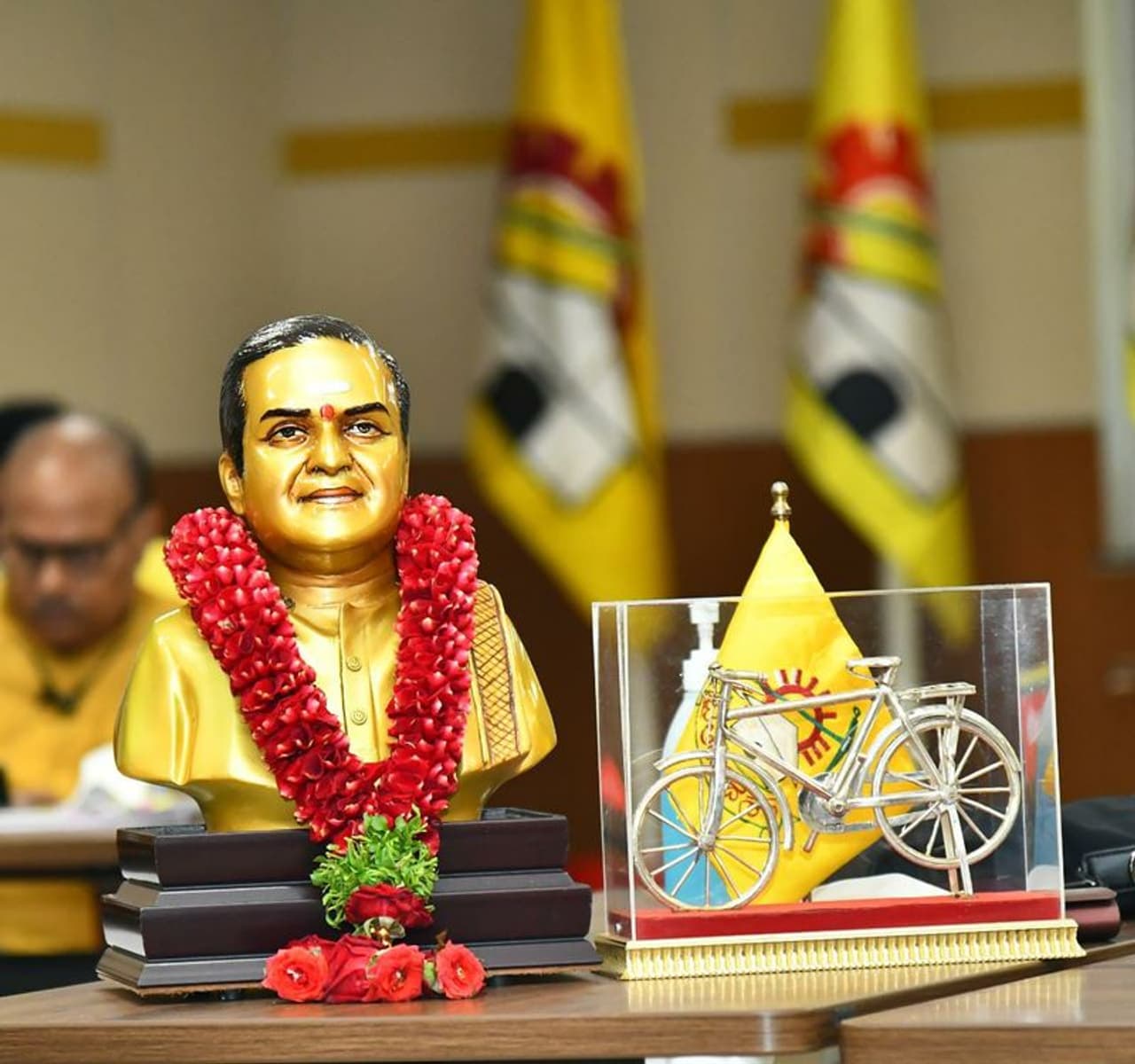 <p>మహానాడు ప్రాంగణంలో ఎన్టీఆర్ విగ్రహం </p> <p>మహానాడు ప్రాంగణంలో ఎన్టీఆర్ విగ్రహం </p>