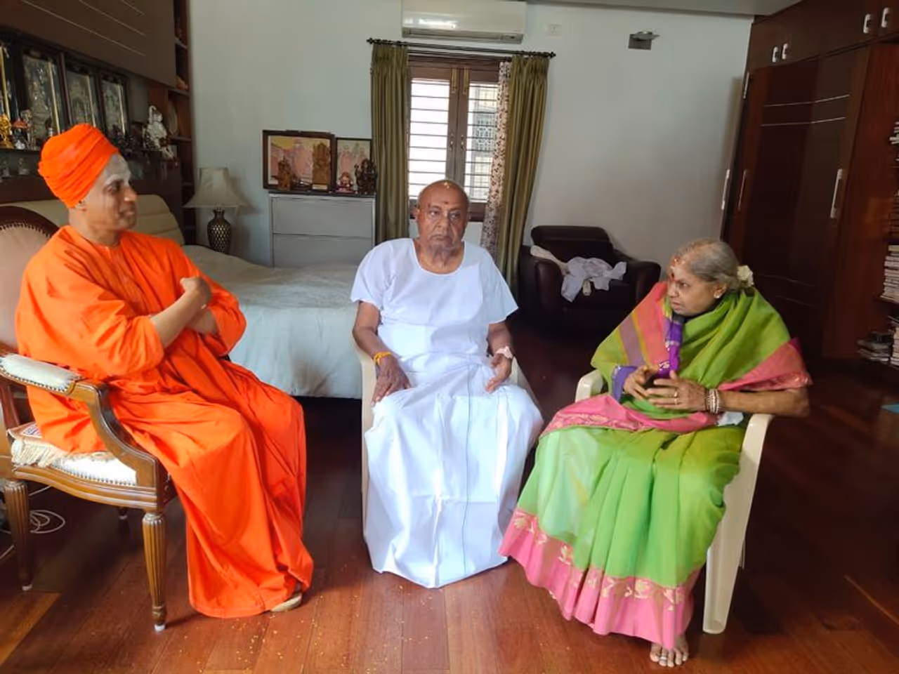 <p>ಇಂದು(ಗುರುವಾರ) ಪದ್ಮನಾಭನಗರದಲ್ಲಿರುವ ಹೆಚ್.ಡಿ.ದೇವೇಗೌಡ ಅವರ ನಿವಾಸಕ್ಕೆ ಭೇಟಿ ಆರೋಗ್ಯ ವಿಚಾರಿಸಿ ಆಶೀರ್ವದಿಸಿದ ಸಿದ್ದಗಂಗಾ ಶ್ರೀಗಳು </p> <p>ಇಂದು(ಗುರುವಾರ) ಪದ್ಮನಾಭನಗರದಲ್ಲಿರುವ ಹೆಚ್.ಡಿ.ದೇವೇಗೌಡ ಅವರ ನಿವಾಸಕ್ಕೆ ಭೇಟಿ ಆರೋಗ್ಯ ವಿಚಾರಿಸಿ ಆಶೀರ್ವದಿಸಿದ ಸಿದ್ದಗಂಗಾ ಶ್ರೀಗಳು </p>